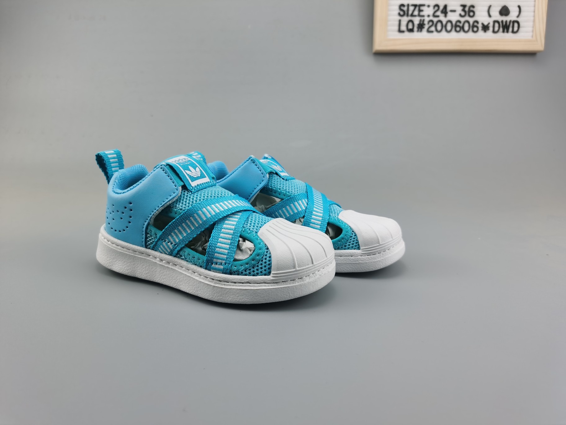 🈴️ ❗️主图集合图❗️
♨️价格：80
♨️码数：👉 如图所示👈 
♨️编码：LQ#200606¥DWD
♨️简介：😘阿迪达斯官网最新款💋
💝贝壳头三叶草💝
夏季旅游涉水鞋三带凉鞋童鞋，采用超轻底，透气鞋垫和网布，后跟三叶草镂空不捂脚，鞋面三条带简约时尚，为阿迪特有标志，双侧魔术贴更有效调整脚背舒适感