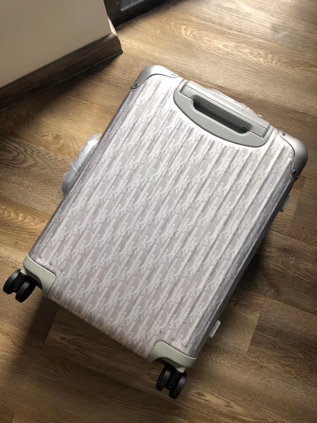 Rimowa x Dior Cabin Suitcase Aluminum Trolley Limited Edition Gray 9 a1591617563863 7867