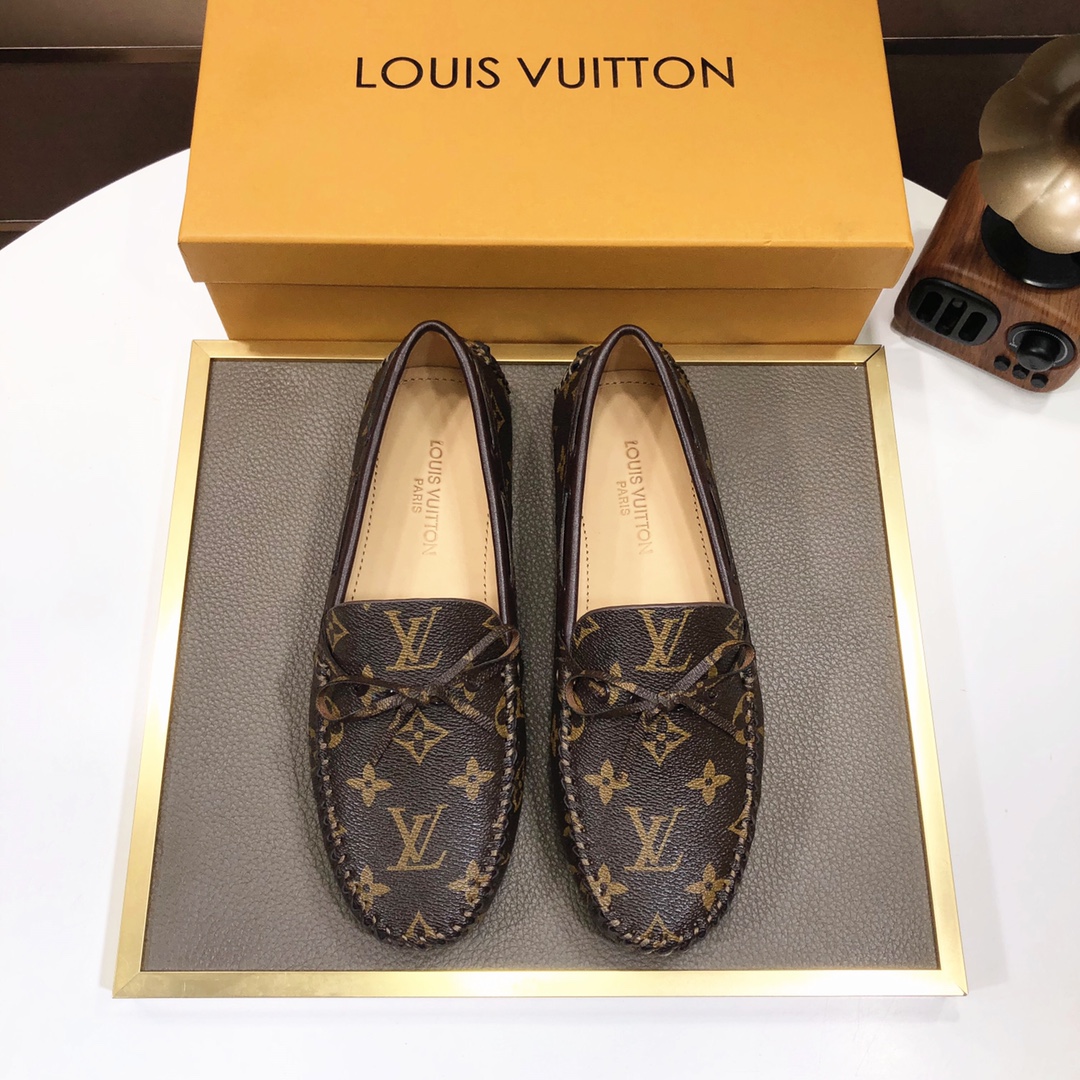 NO:358037,[LV Doudou Shoes] (water-dyed cowhide inner lining) new model is on sale, available on the official website, new Doudou shoes, processed into a unique color material, and the upper is made of imported special materials. The shoe body is wrapped in a mark line, imported original cowhide inner lining, delicate shoe shape is super suitable for versatile, size 38-44.,,louis vuitton,cowhide19860909【LV豆豆鞋】（水染牛皮内里）新款上市,官网有售,新款豆豆鞋,经过加工成为獨色材料,鞋面采用进口特殊材料. 鞋身以马克线整体包边 ,进口原版牛皮内里,秀气的鞋型 超级适合百搭,码数38-44.,,louis vuitton,cowhide,Men's shoes