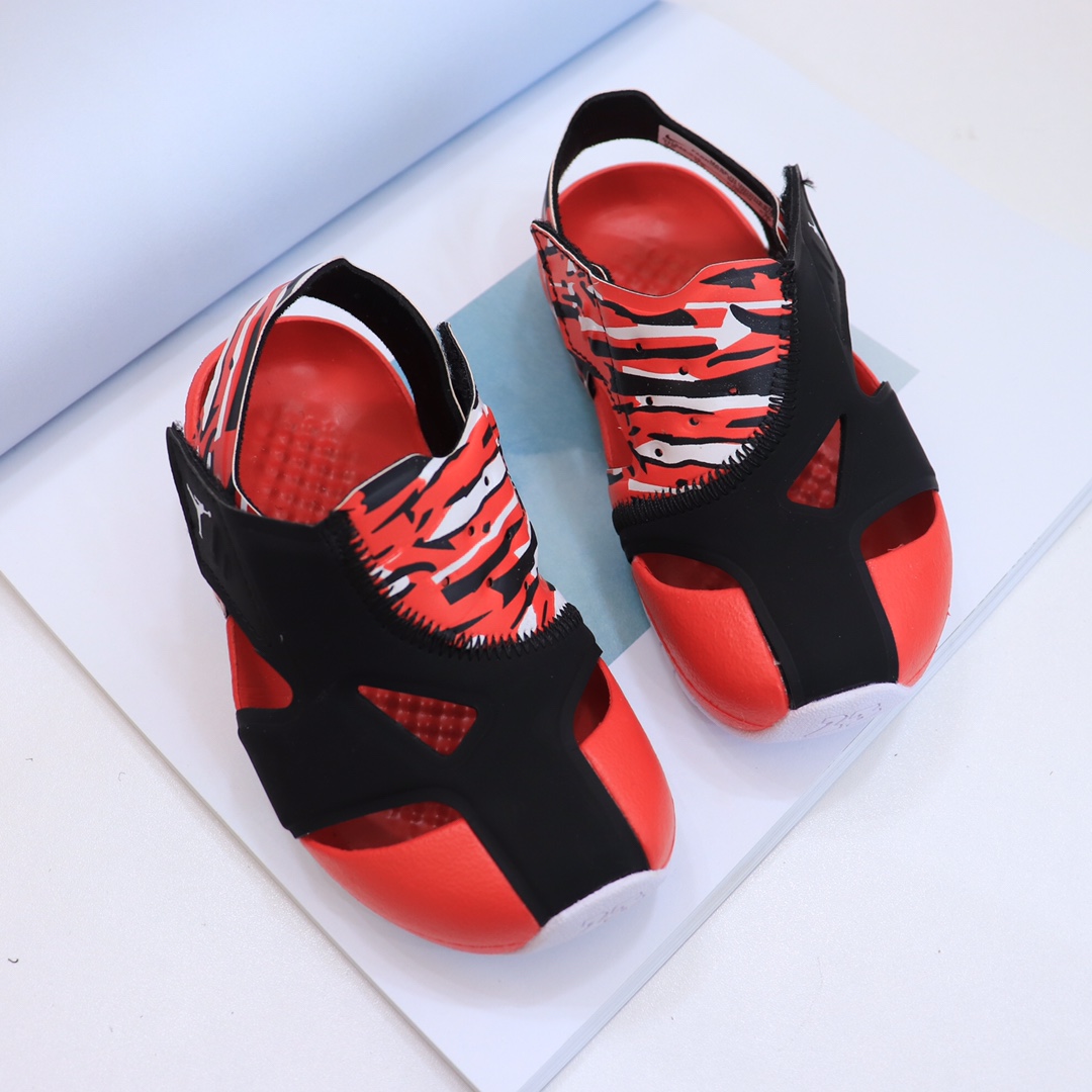 💰90 乔D儿童护脚洞洞鞋‼️ 专G版最新款乔D儿童凉鞋🔥 这一系列采用的是抗水鞋面，两侧镂空设计，透气性非常好👍半包头的设计，也能防止双脚被尖锐物品划伤❗️两侧都设有魔术贴，小朋友自己穿鞋也不担心❤️❤️防滑鞋底，轻盈设计，可以让双足自如伸展和弯曲✅