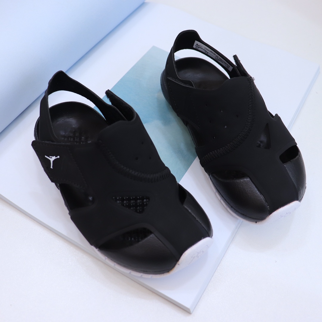 💰90 乔D儿童护脚洞洞鞋‼️ 专G版最新款乔D儿童凉鞋🔥 这一系列采用的是抗水鞋面，两侧镂空设计，透气性非常好👍半包头的设计，也能防止双脚被尖锐物品划伤❗️两侧都设有魔术贴，小朋友自己穿鞋也不担心❤️❤️防滑鞋底，轻盈设计，可以让双足自如伸展和弯曲✅