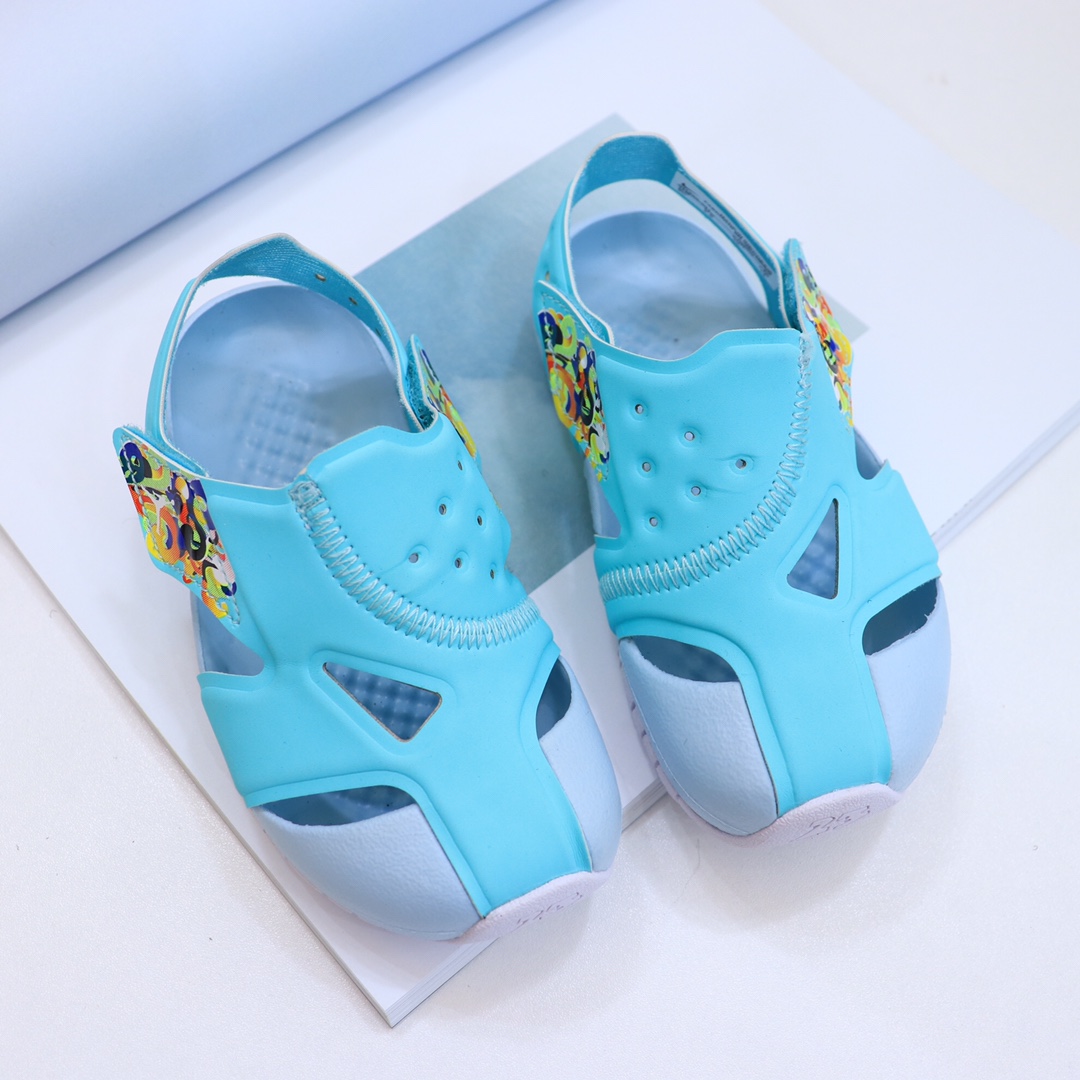 💰90 乔D儿童护脚洞洞鞋‼️ 专G版最新款乔D儿童凉鞋🔥 这一系列采用的是抗水鞋面，两侧镂空设计，透气性非常好👍半包头的设计，也能防止双脚被尖锐物品划伤❗️两侧都设有魔术贴，小朋友自己穿鞋也不担心❤️❤️防滑鞋底，轻盈设计，可以让双足自如伸展和弯曲✅