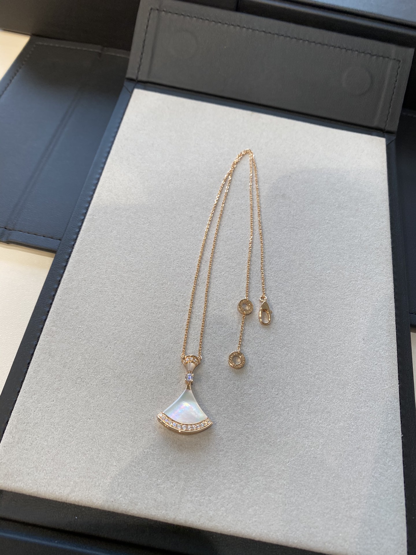Large Fan-Motif Pendant Necklace - Comprehensive 3