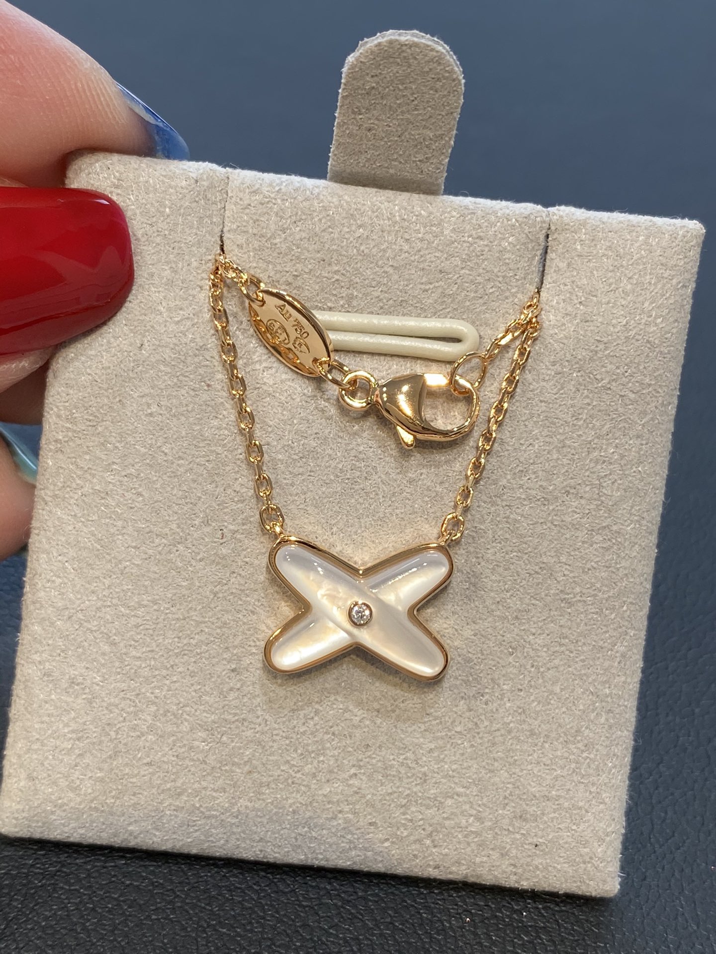 NO:634599,Cross necklace in rose gold and white shell, Chu Fashion Beauty Paris, shipped in palladium version 0.5, 37.5-41.5cm, all-over V gold with natural deep-sea white shell, one pair of turned stones, inlaid with first-grade silicon titanium material in the middle 88220,, necklace, Cartier high-end jewelry19860909交叉项链玫瑰金白贝,Chu尚*美巴黎,钯金0.5版本出货,37.5-41.5cm,通体V金配天然深海白贝贝,一对一车石,中间镶嵌一级硅钛料 88220,,necklace,卡迪亚高端饰品,Jewelry