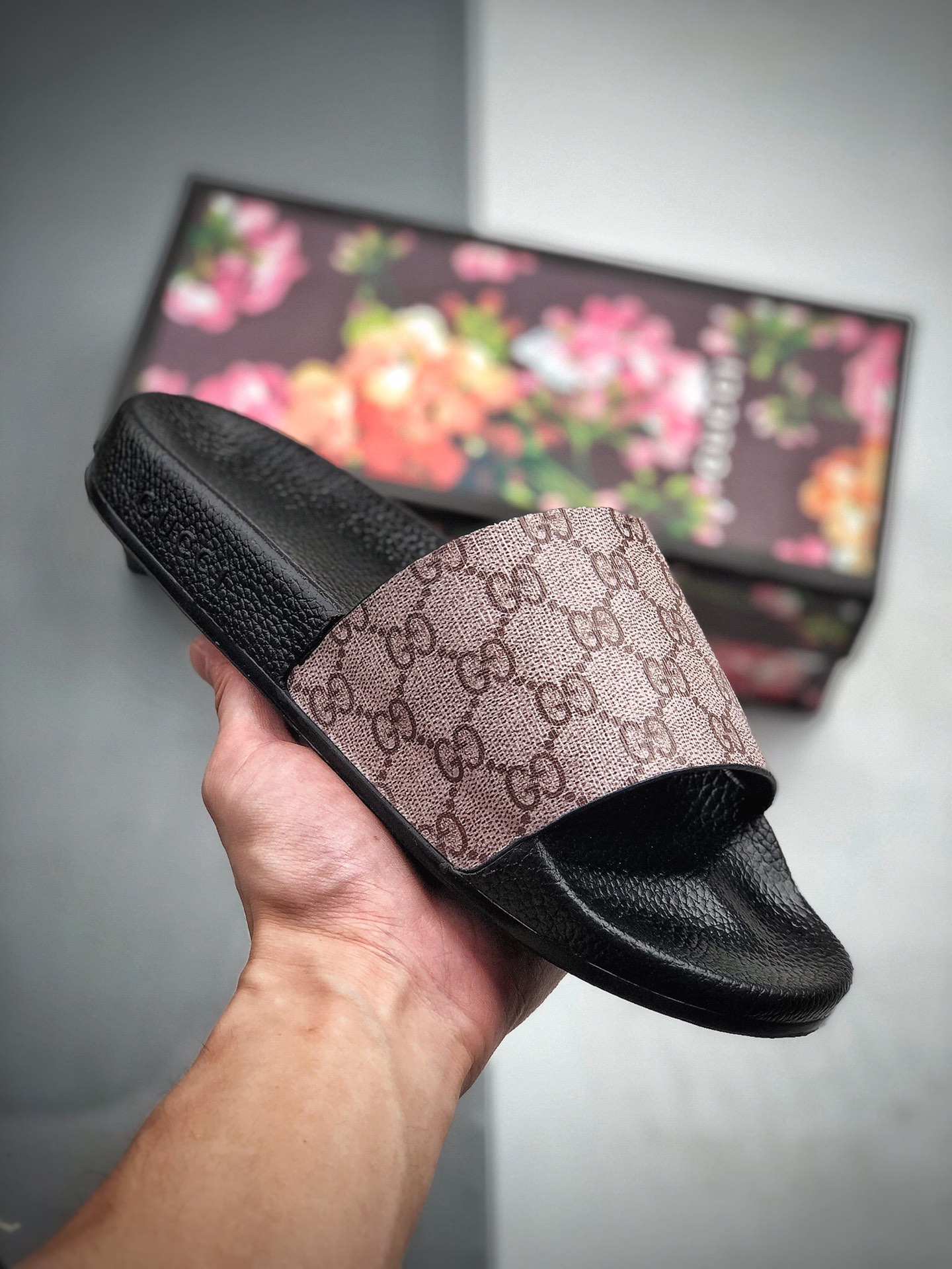 100  Gucci 古奇 官网主推款 3D印花字一拖鞋 历年经爆典款