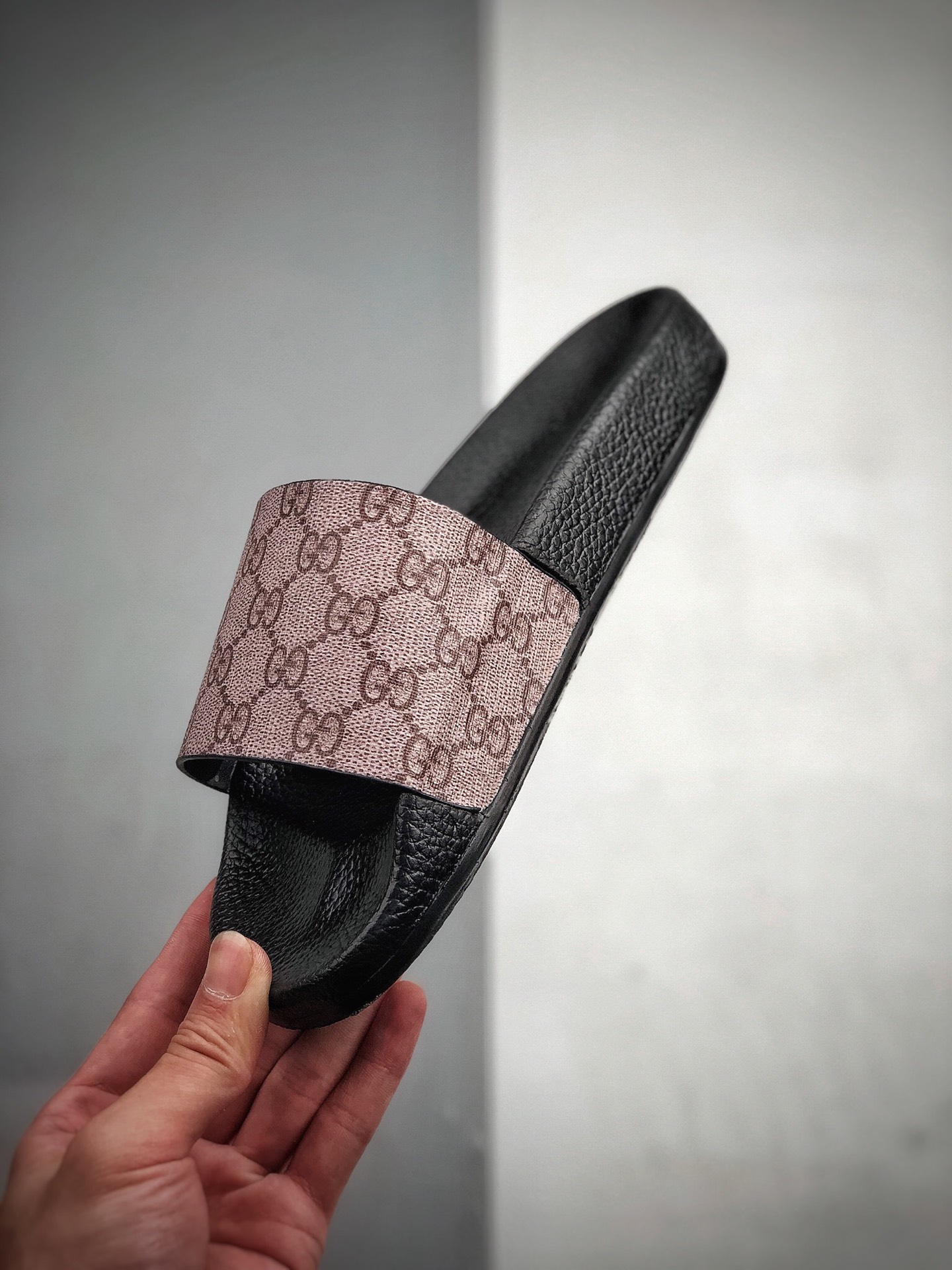 100  Gucci 古奇 官网主推款 3D印花字一拖鞋 历年经爆典款
