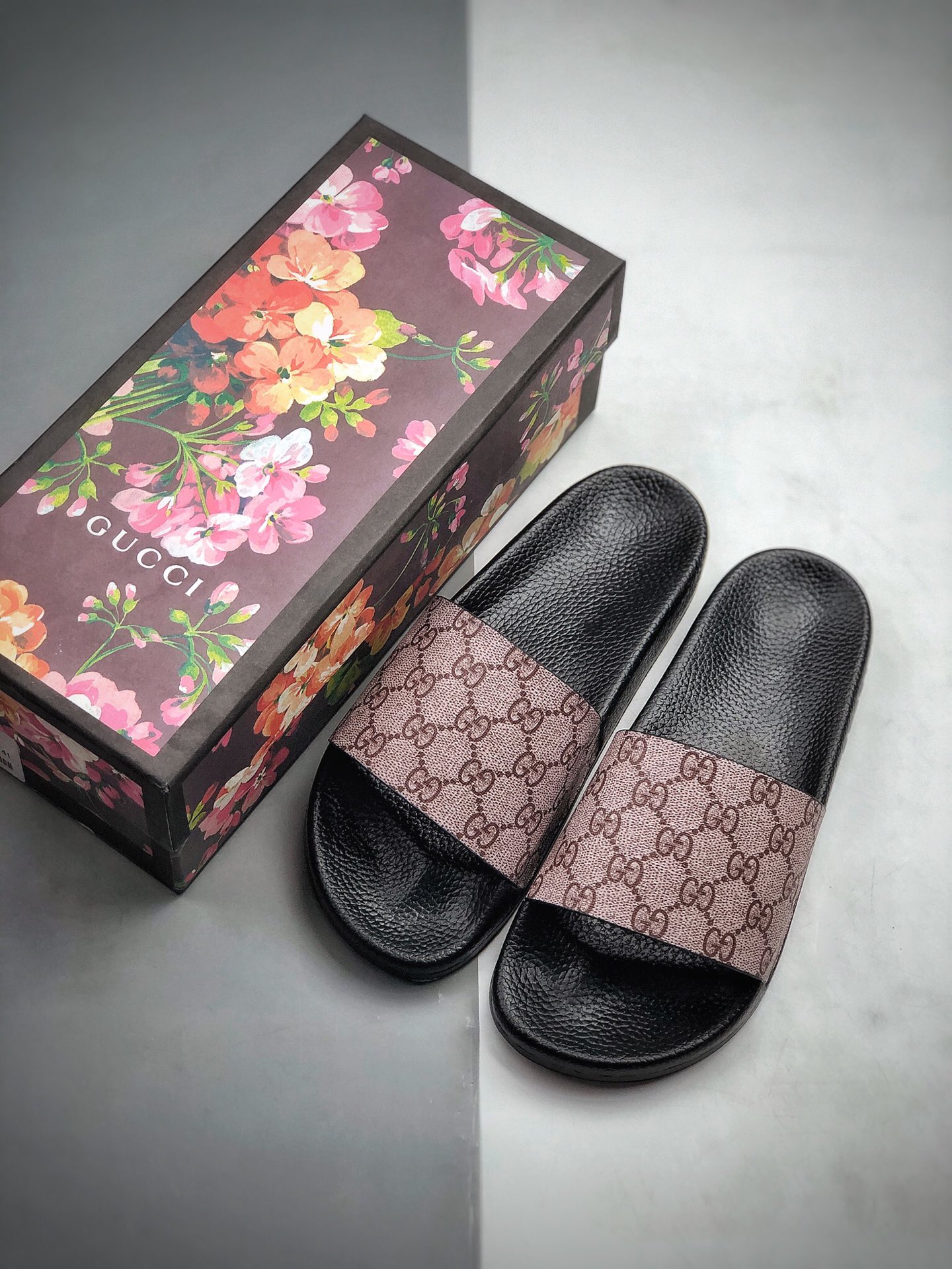 100  Gucci 古奇 官网主推款 3D印花字一拖鞋 历年经爆典款