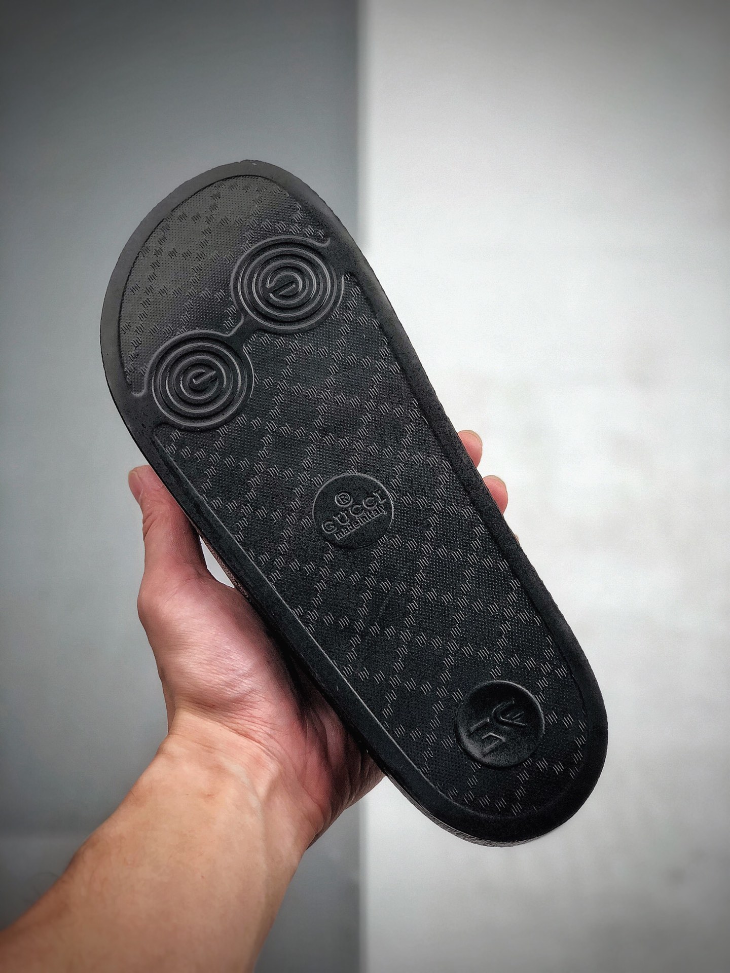 100  Gucci 古奇 官网主推款 3D印花字一拖鞋 历年经爆典款