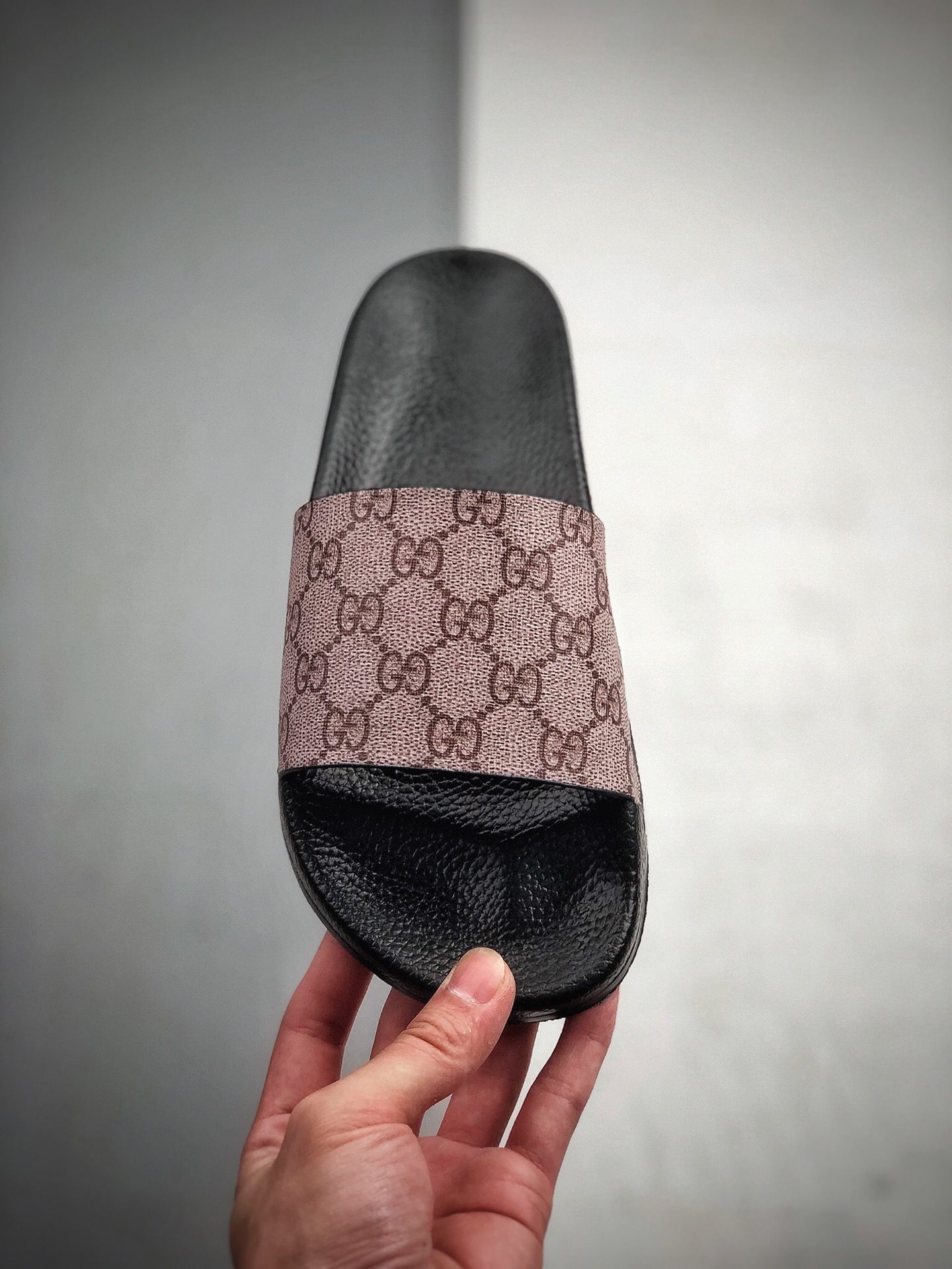 100  Gucci 古奇 官网主推款 3D印花字一拖鞋 历年经爆典款