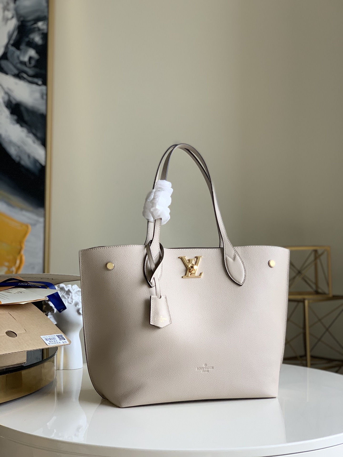 NO:395848,[Exclusive real photo M55028] This bag is made of imported pelleted Taurillon calfskin!  Its fashionable outline is very youthful, and the casual back is particularly beautiful on the shoulder. The super large size shiny palladium copper letters twist and lock the seal, adding avant-garde atmosphere. Extra large capacity. Size 45x15x30cm. Q.1000, LV [original leather], louis vuitton, cowhide19860909【独家实拍M55028】 这款包选用进口颗粒Taurillon小牛皮制做而成！其时尚轮廓极具青春气息,随意斜背在肩上尤为美观,超大尺寸闪亮钯铜字母扭锁封口,增添前卫气息 超大容量 尺寸45x15x30cm Q.1000,LV【原厂皮】,louis vuitton,cowhide,Bag