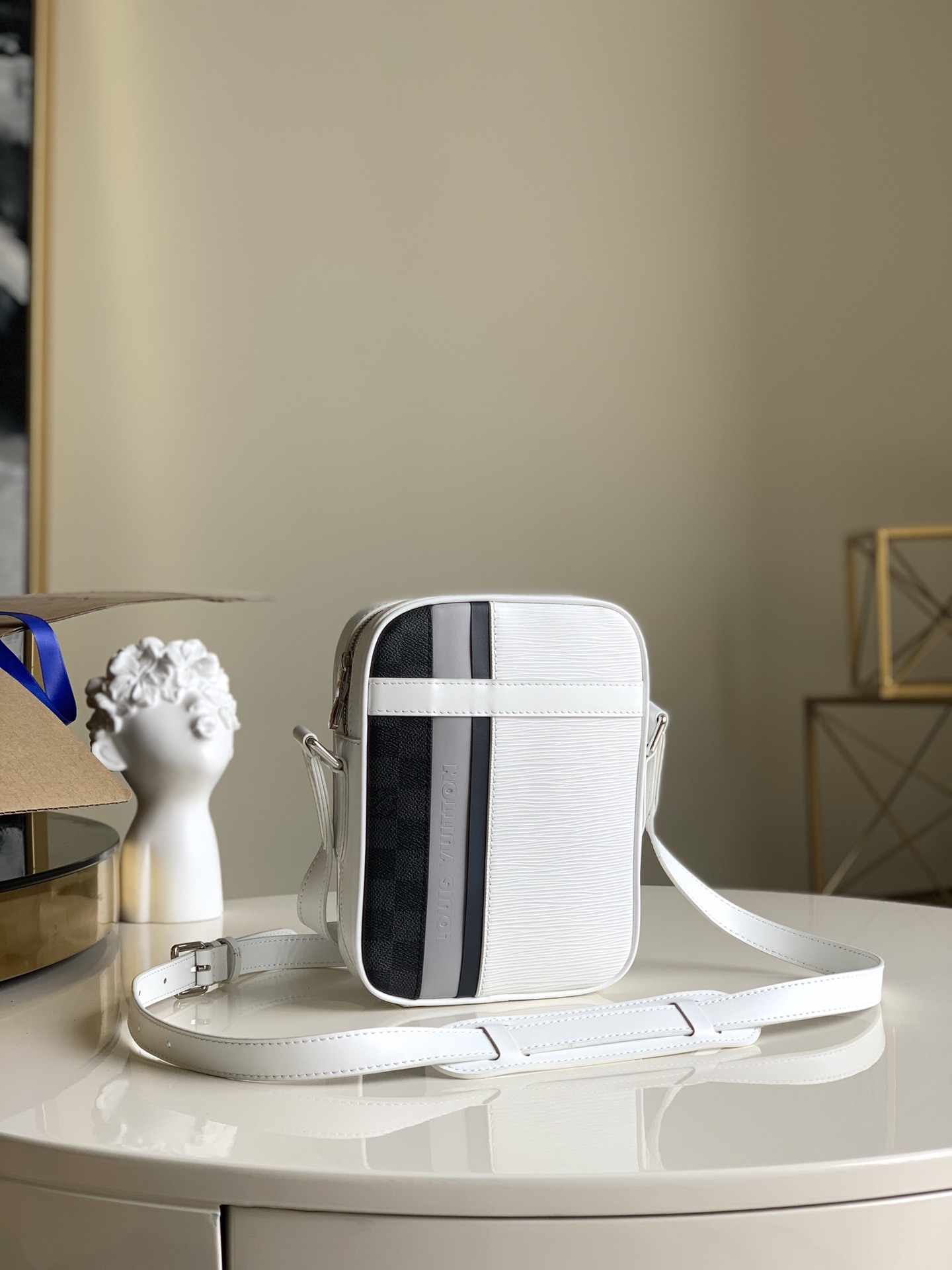 NO:395857,【Exclusive real photo M51460】White DANUBE SLIM handbag This Danube urban handbag adds avant-garde and fashionable feel to the casual style. It is made of colorful Epi leather and Damier Graphite canvas, equipped with silver metal trim, adjustable strap and front pocket, water-ripped black grid splicing strip relief printed men's small shoulder bag, with zipper wide-mouth design, small size and strong practicality. Ideal accessories for daily shapes. Size 16.0 x 21.0 x 4.5 cm M.650, LV [original leather], louis vuitton,satchels19860909【独家实拍M51460】白色 DANUBE SLIM 手袋此款Danube都市手袋为休闲造型增添前卫时髦之感.由多彩Epi皮革搭配Damier Graphite帆布裁制而成,配有银色金属饰件、可调节包带与正面口袋,水波纹黑格拼条浮雕印字男士小挎包,采用拉链阔口设计,尺寸小巧而实用性强.日常造型的理想配饰.尺寸16.0 x 21.0 x 4.5 cm M.650,LV【原厂皮】,louis vuitton,satchels,Bag