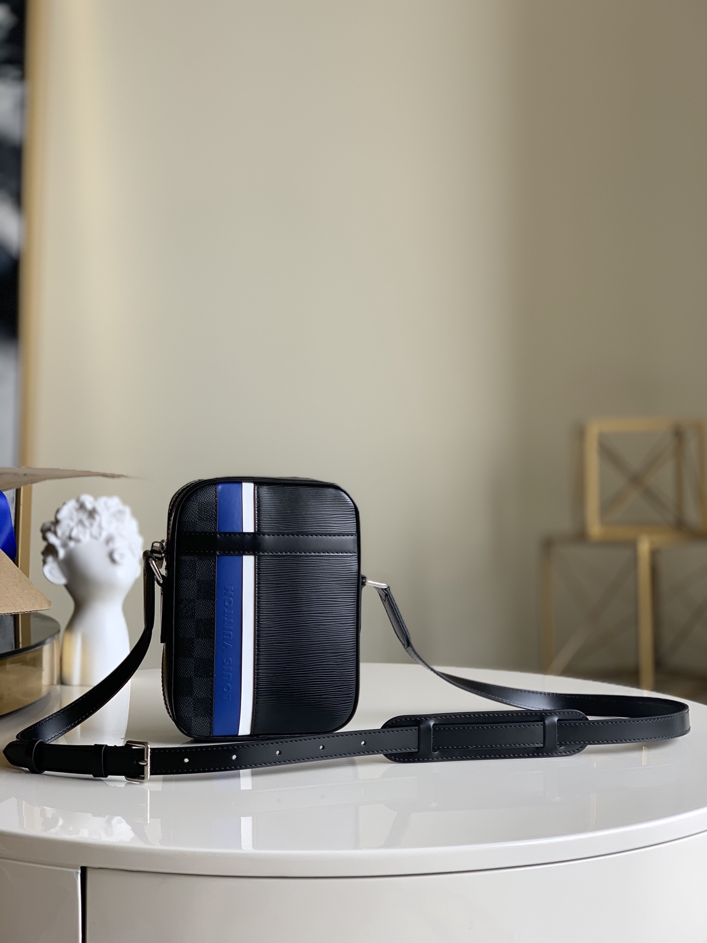 NO:395860,【Exclusive real photo M51460】Black DANUBE SLIM handbag This Danube urban handbag adds avant-garde and fashionable feel to the casual style. It is made of colorful Epi leather and Damier Graphite canvas, equipped with silver metal trim, adjustable strap and front pocket, water-ripped black grid splicing strip relief printed men's small shoulder bag, with zipper wide-mouth design, small size and strong practicality. Ideal accessories for daily shapes. Size 16.0 x 21.0 x 4.5 cm M.650, LV [original leather], louis vuitton,satchels19860909【独家实拍M51460】黑色DANUBE SLIM 手袋此款Danube都市手袋为休闲造型增添前卫时髦之感.由多彩Epi皮革搭配Damier Graphite帆布裁制而成,配有银色金属饰件、可调节包带与正面口袋,水波纹黑格拼条浮雕印字男士小挎包,采用拉链阔口设计,尺寸小巧而实用性强.日常造型的理想配饰.尺寸16.0 x 21.0 x 4.5 cm M.650,LV【原厂皮】,louis vuitton,satchels,Bag