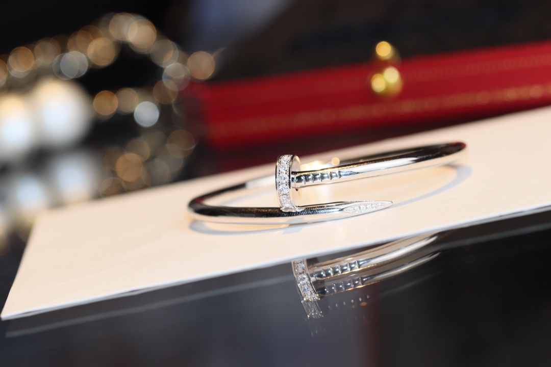 NO:895869,The classic nail bracelet of Kajia shipped in white gold, the rough version with diamonds on the head and tail. The newly launched nail series is also very classic. The bracelets, rings and necklaces in the same series are all very beautiful. They can be worn alone or stacked with other jewelry. My family has customized them.  I ordered thin spring versions of nail bracelets, nail necklaces, and nail rings. The feedback is particularly good. They are a popular copycat. The nails of this version are thick and solid, and the thin version is hollow with springs inserted. The thickness of both was adjusted before matching, but the version that came out was too thick.  So, it took another month, and 3 light versions were produced. The cost of development was very high. For the ultimate precision, we absolutely ignored the cost because many of my friends have this model. It is not only embarrassing for customers but also embarrassing for me to sell the wrong version. You can take a look at the actual product after you receive it. It is definitely very exquisite, comparable to the texture of real gold~~ The head and tail are hand-set, the whole body is made of V-gold and thick gold 1 microphone 88360, necklace, ring, bracelet, Cartier high-end jewelry19860909白金色出货卡家经典款钉子手镯,粗版头尾镶钻版,重磅推出钉子系列也是非常经典的,同系列的手镯、戒指、项链都好看的不得了,单戴或者跟其他首饰叠戴都不错,我家已经定制了钉子手镯弹簧细版、钉子项链、钉子戒指,都是反馈特别好,翻单爆款这个版的钉子是粗版实心「细版是插了弹簧的空心版」两者都是对版之前就调了它的粗细,但是出来的版太粗了,所以又拖了一个月,光版就出了3个,成本开发非常大,为了极致的精细程度我们绝对是不计成本因为这款我身边好多朋友都有,出来不对版不但是客户尴尬,我自己都卖的尴尬,大家收到实物可以看一下,绝对是很精致的,媲美真金质感~~头尾手镶,通体V金材质厚金1咪88360,,necklace,ring,bracelet,卡迪亚高端饰品,Jewelry