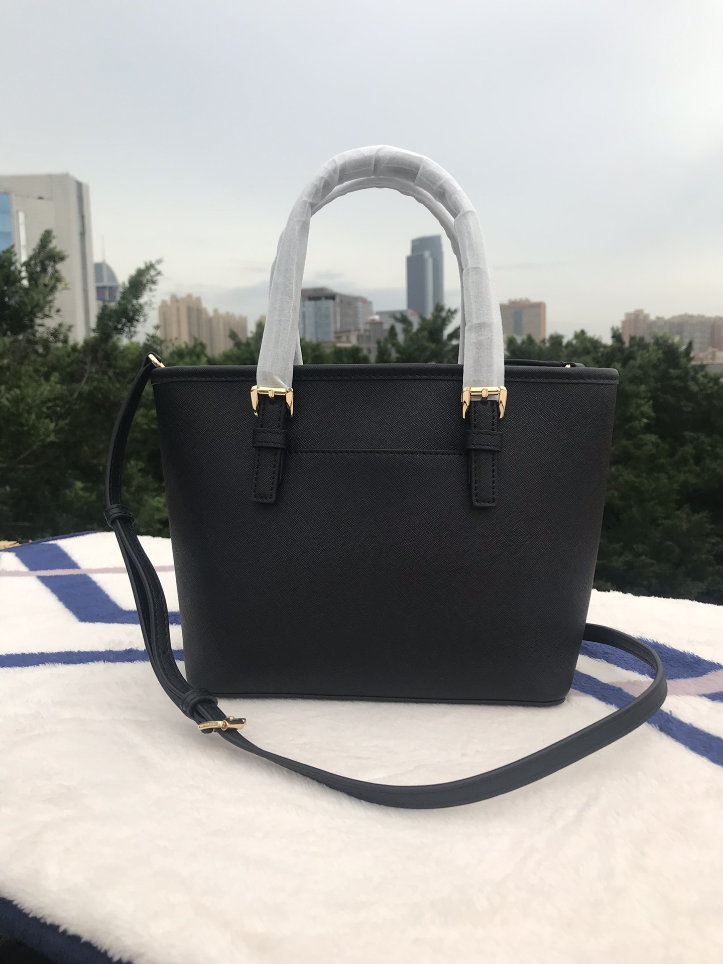 Michael Kors M家、 、MK新款小号购物袋 十字纹牛皮 购物袋样式 设计改成了小号 额外加了长背带