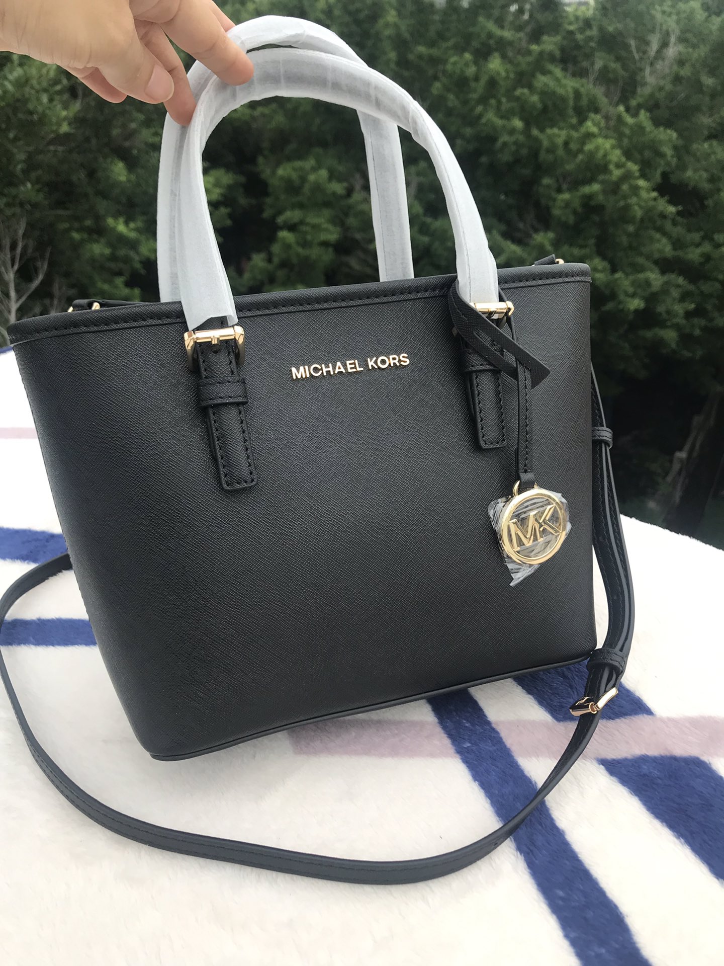 Michael Kors M家、 、MK新款小号购物袋 十字纹牛皮 购物袋样式 设计改成了小号 额外加了长背带