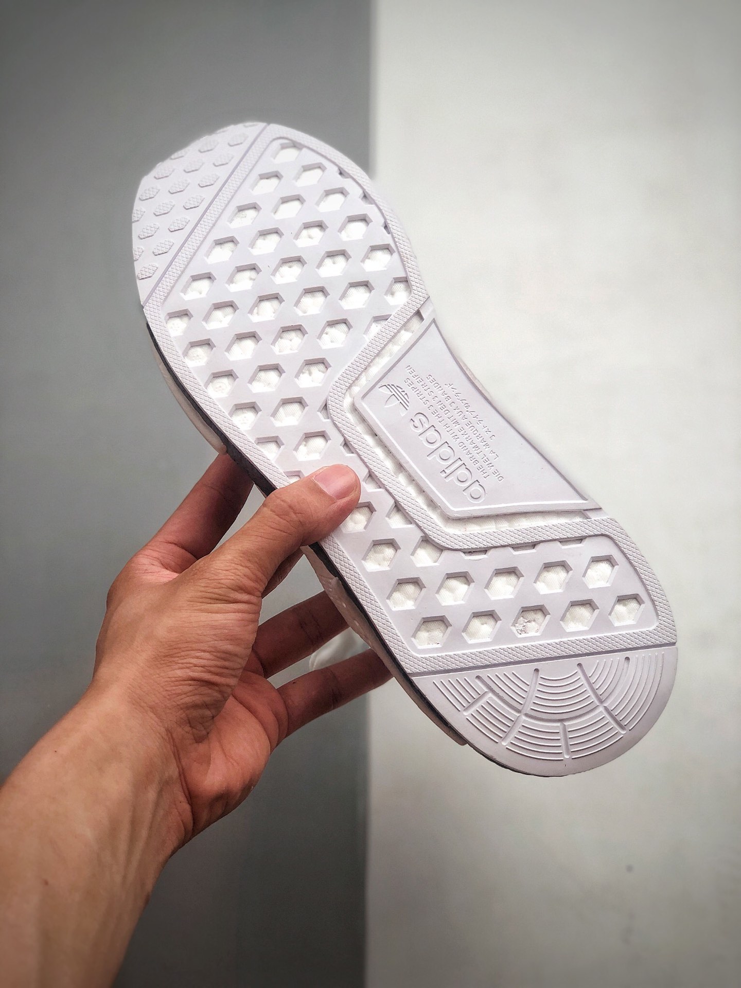 200 Adidas Boost NMD  R1 系列 弹力针鞋织面 原高装弹BOOST颗大粒底  货号：AQ0882