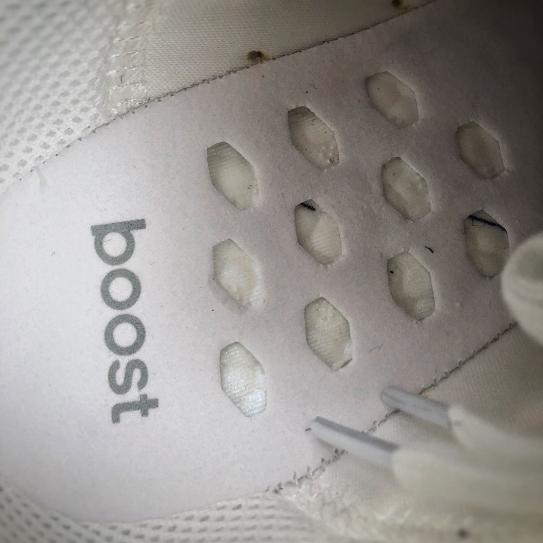 200 Adidas Boost NMD  R1 系列 弹力针鞋织面 原高装弹BOOST颗大粒底  货号：AQ0882