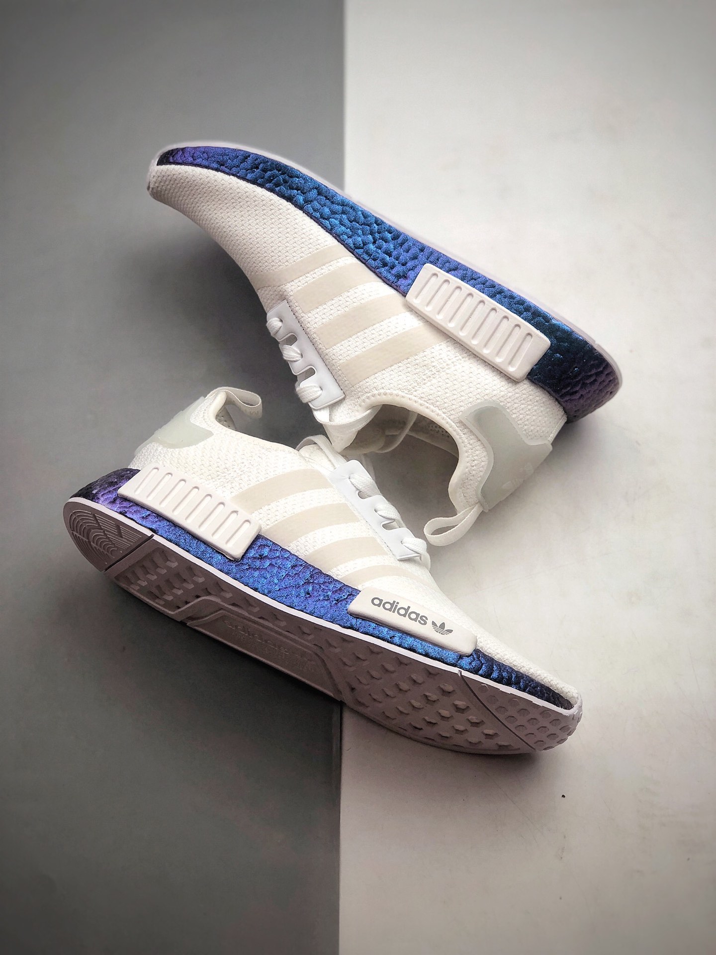 200 Adidas Boost NMD  R1 系列 弹力针鞋织面 原高装弹BOOST颗大粒底  货号：AQ0882