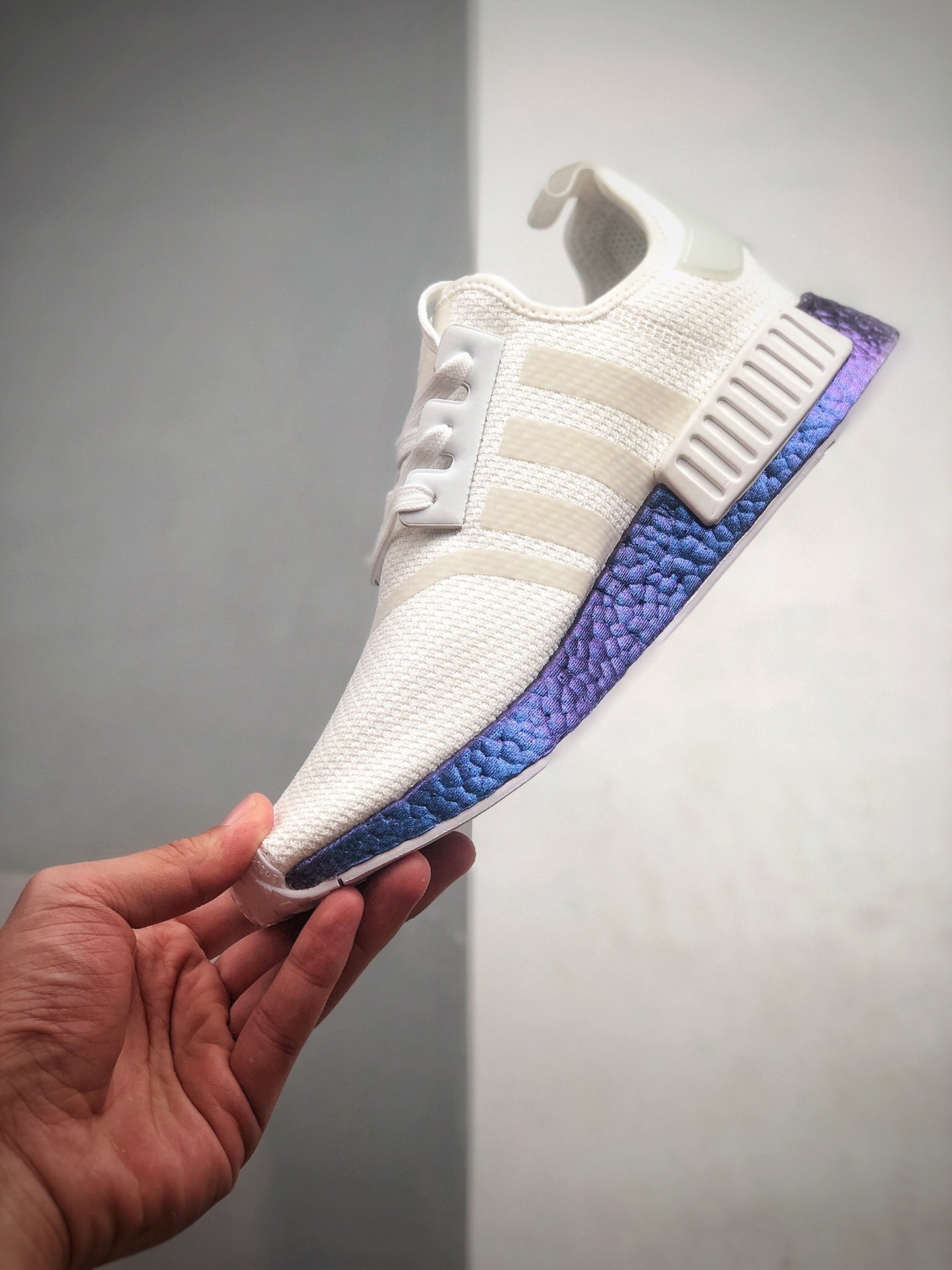 200 Adidas Boost NMD  R1 系列 弹力针鞋织面 原高装弹BOOST颗大粒底  货号：AQ0882