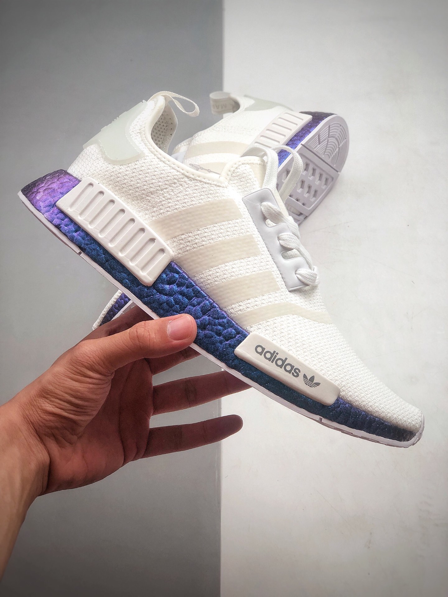 200 Adidas Boost NMD  R1 系列 弹力针鞋织面 原高装弹BOOST颗大粒底  货号：AQ0882