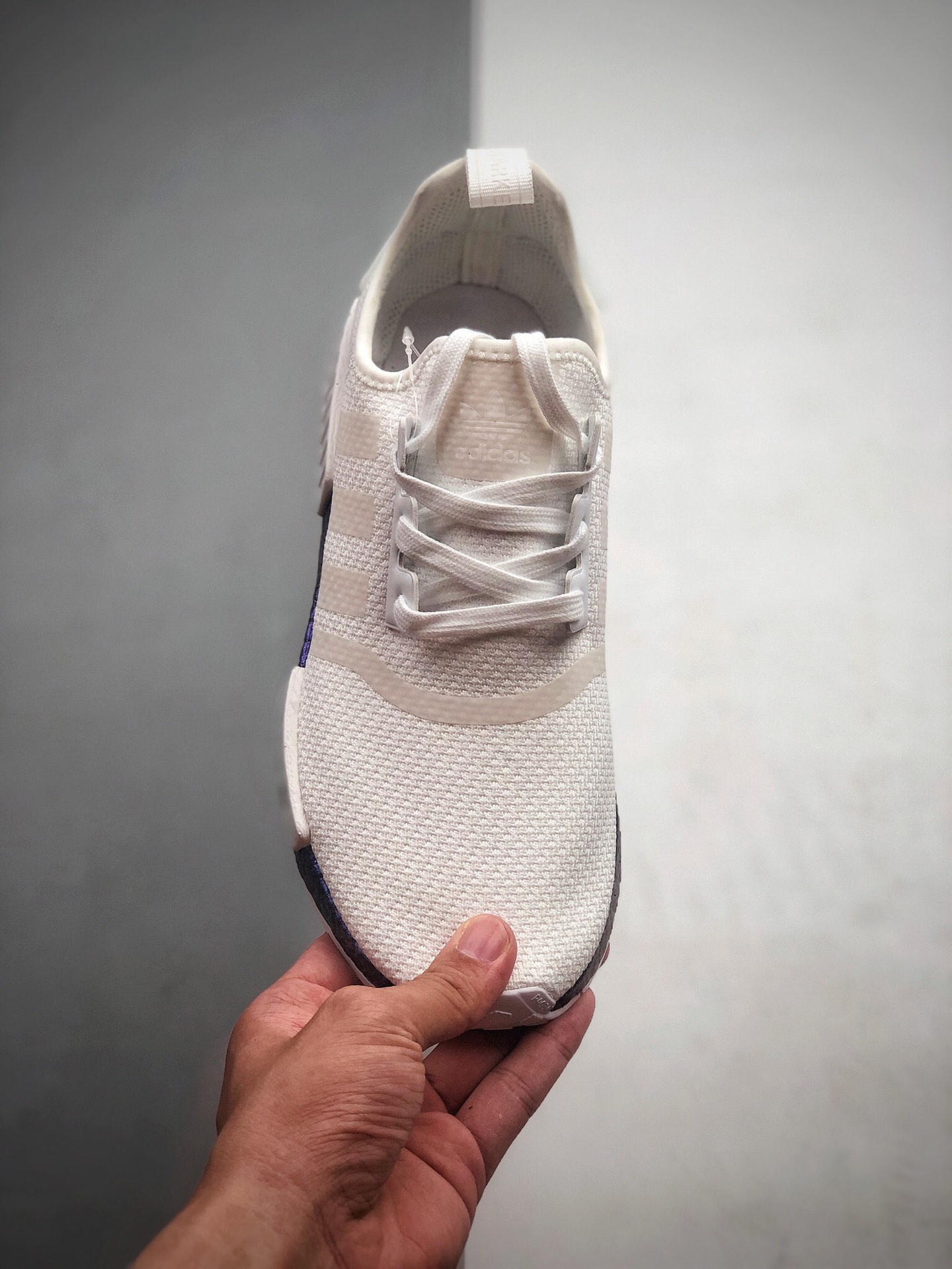 200 Adidas Boost NMD  R1 系列 弹力针鞋织面 原高装弹BOOST颗大粒底  货号：AQ0882