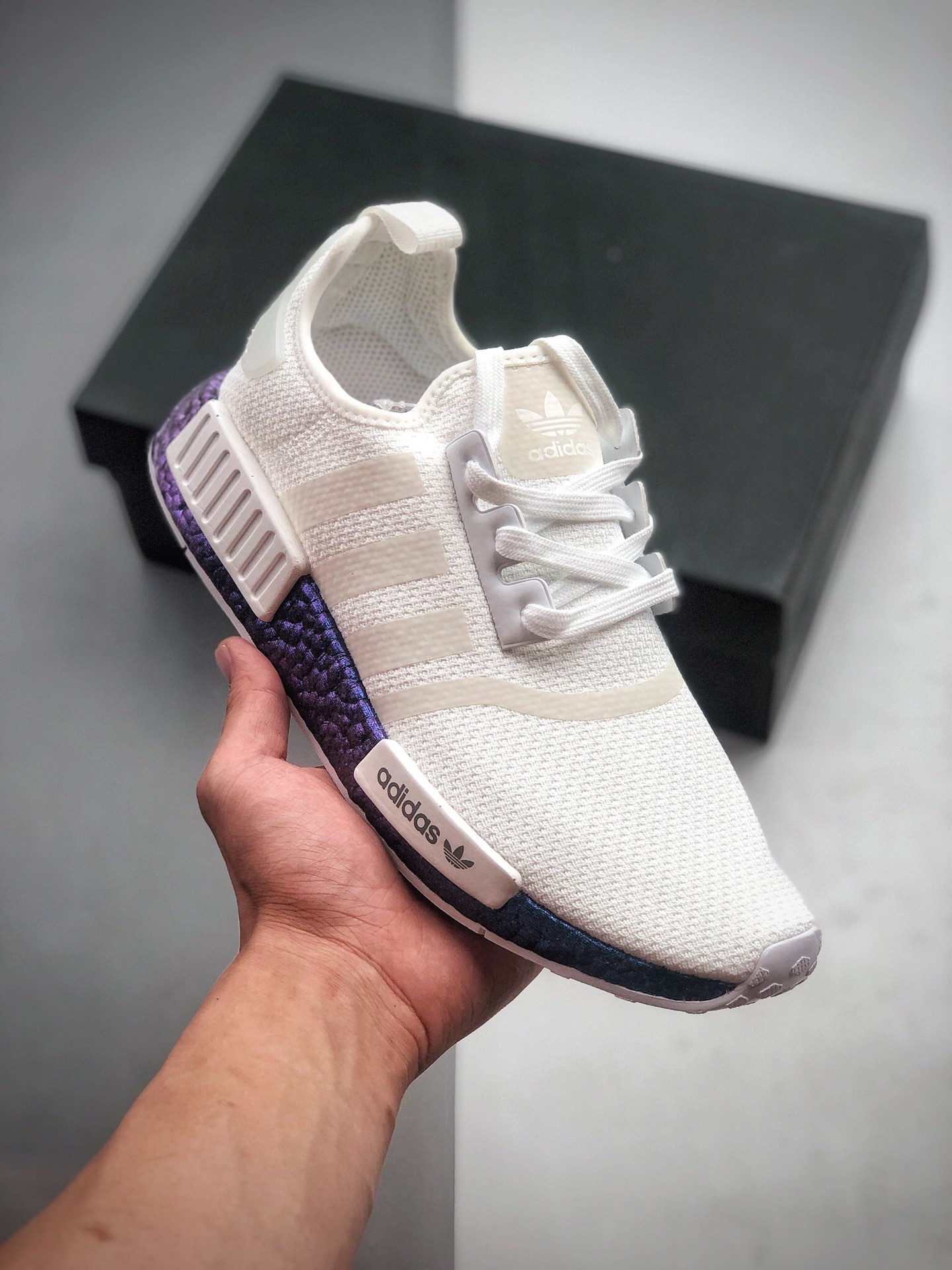 200 Adidas Boost NMD  R1 系列 弹力针鞋织面 原高装弹BOOST颗大粒底  货号：AQ0882