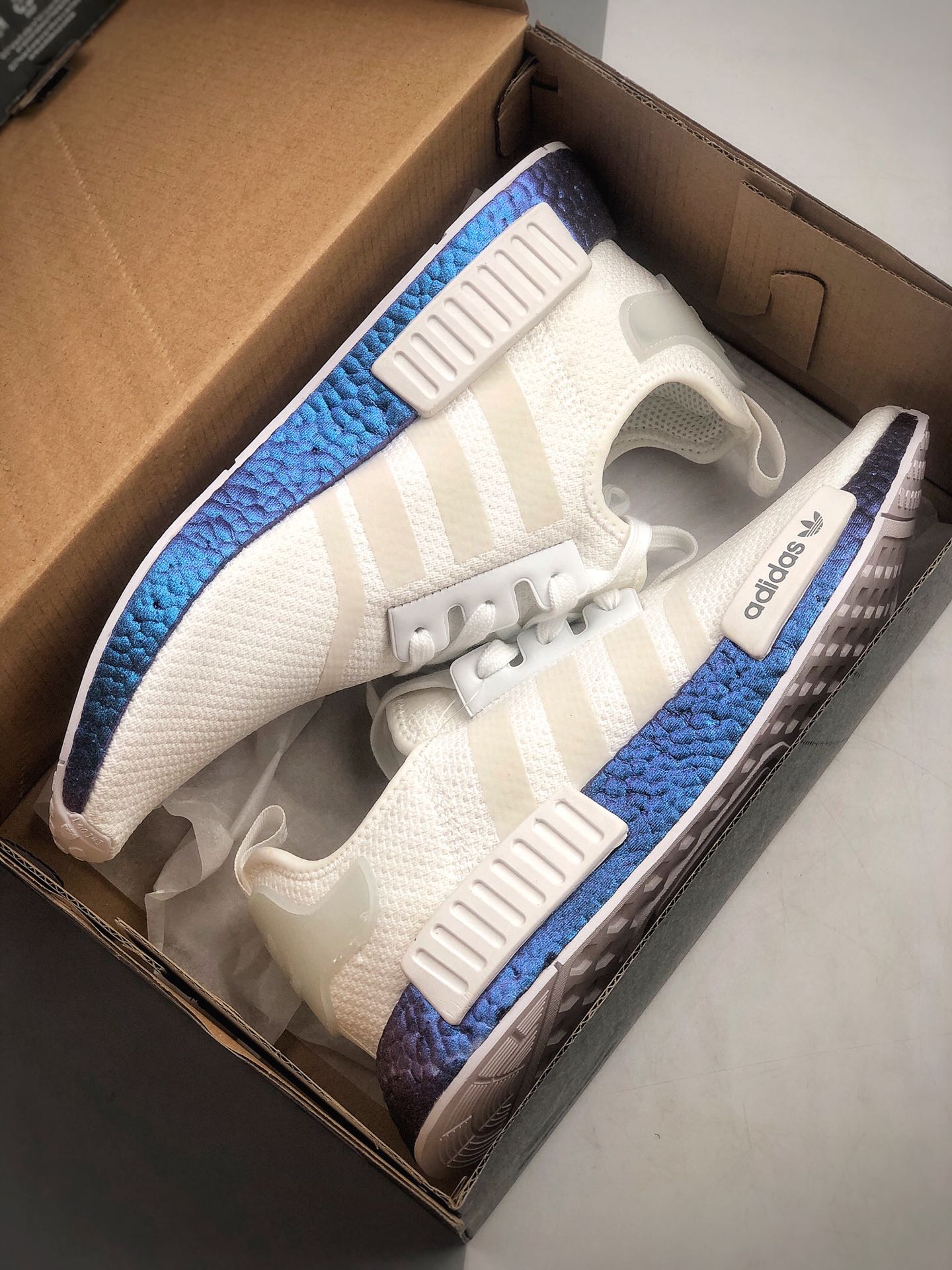 200 Adidas Boost NMD  R1 系列 弹力针鞋织面 原高装弹BOOST颗大粒底  货号：AQ0882