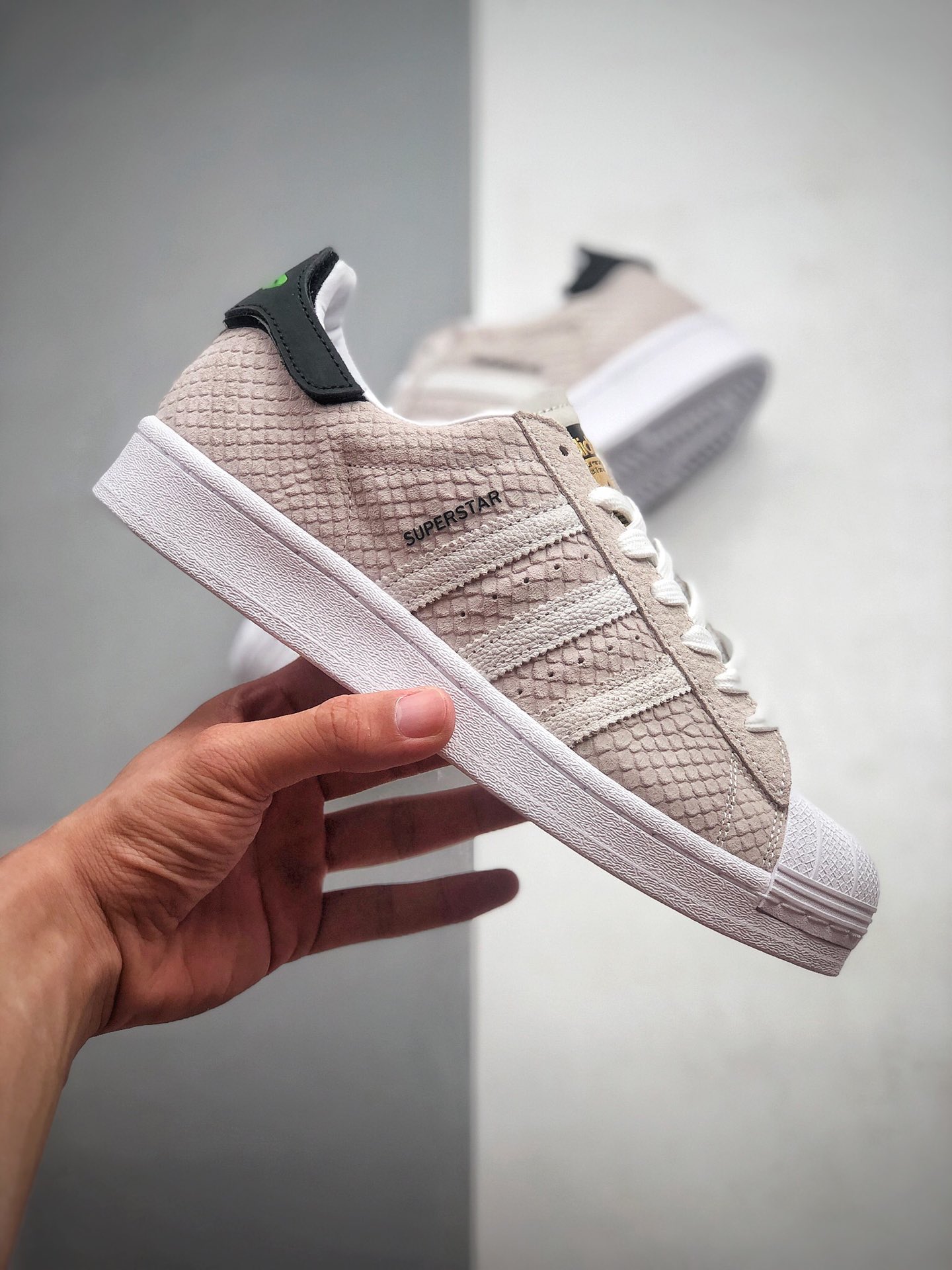 240  Adidas Originals阿迪达斯三叶草2020 SUPERSTAR 情侣款运动板鞋 巧克力白  货号:FV2822
