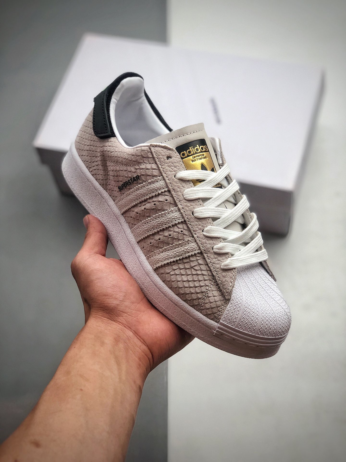 240  Adidas Originals阿迪达斯三叶草2020 SUPERSTAR 情侣款运动板鞋 巧克力白  货号:FV2822
