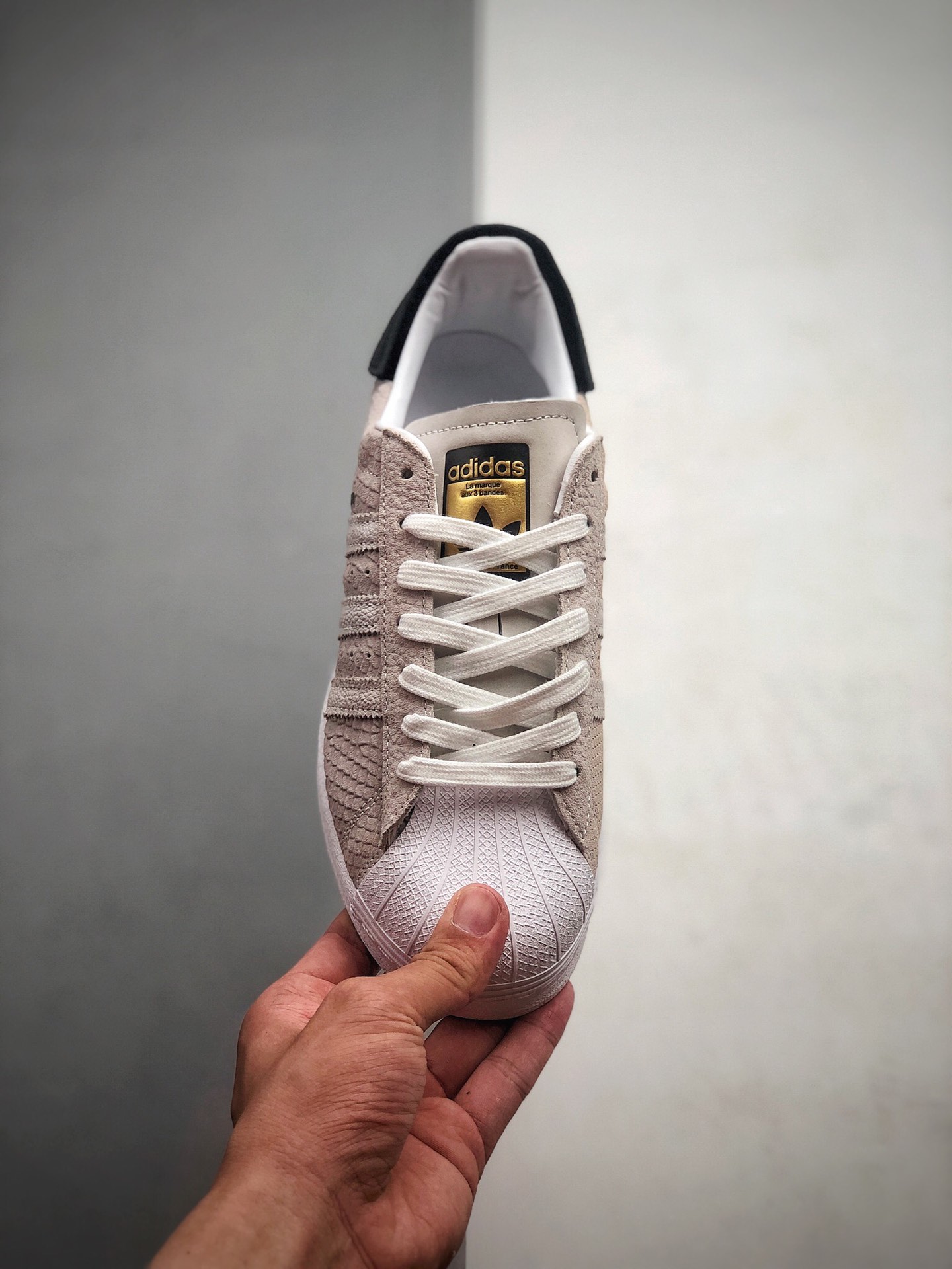 240  Adidas Originals阿迪达斯三叶草2020 SUPERSTAR 情侣款运动板鞋 巧克力白  货号:FV2822