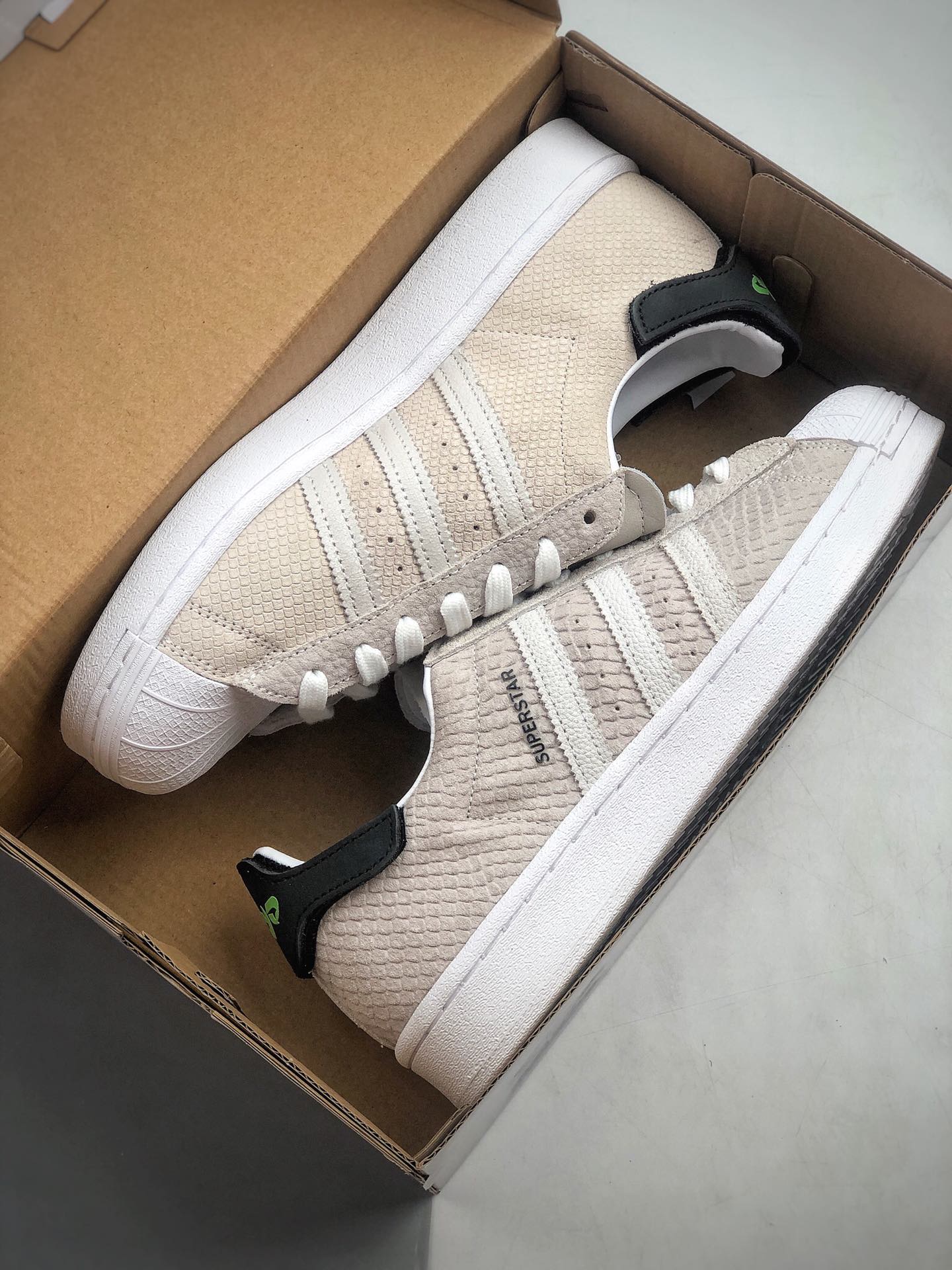 240  Adidas Originals阿迪达斯三叶草2020 SUPERSTAR 情侣款运动板鞋 巧克力白  货号:FV2822