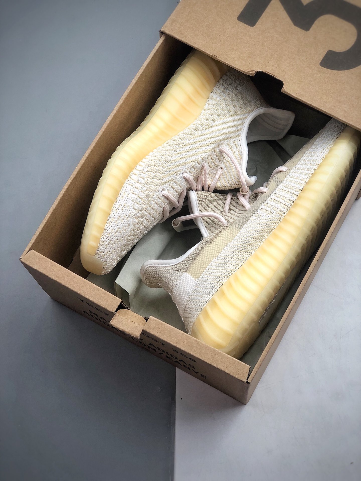 200  Adidas 阿迪达斯 Yeezy 350V2  侃爷椰子350新配色 外贸性价比出货 独家最大尺码48码  货号：FZ5246