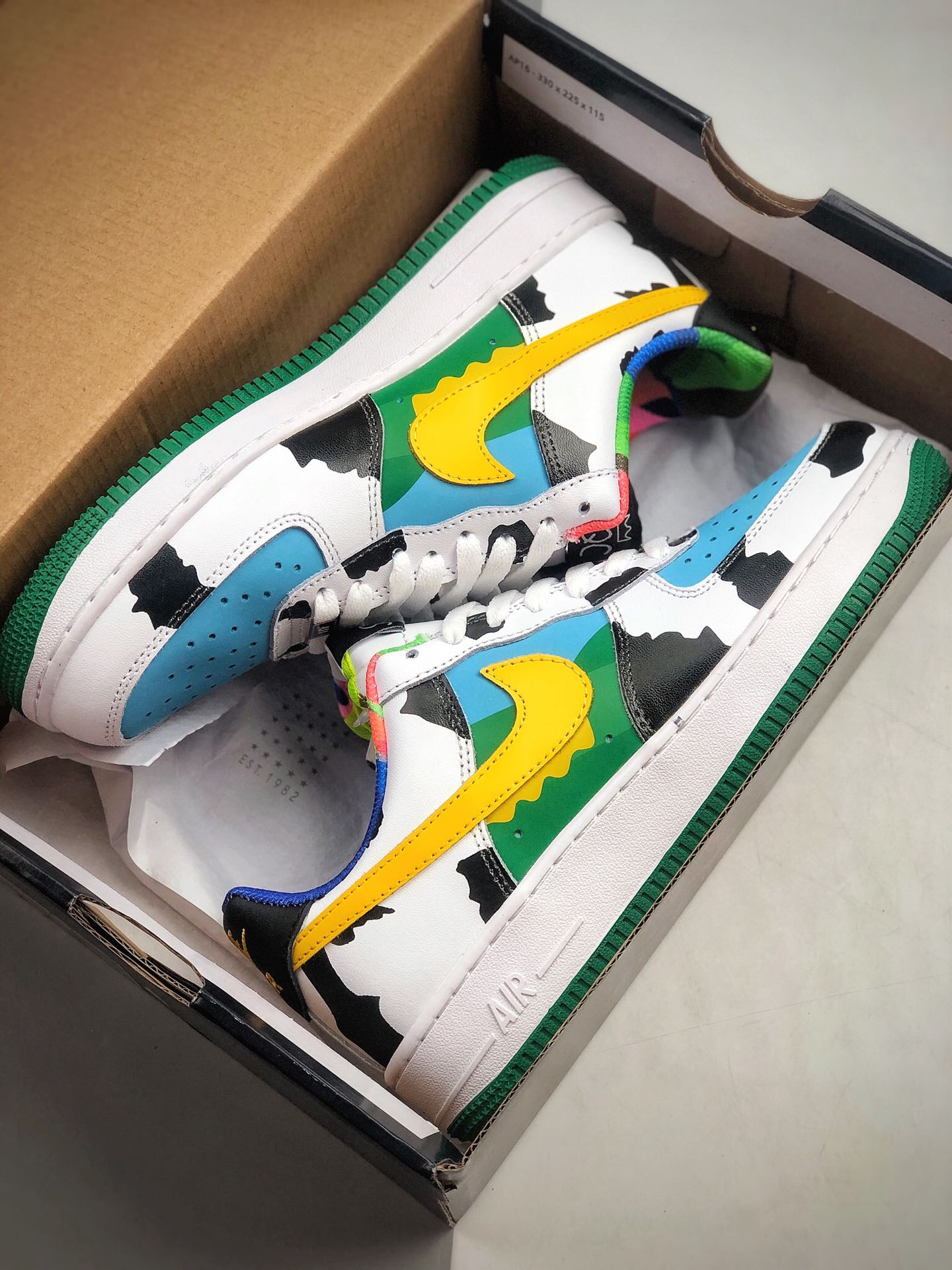 200 Ben & Jerry's x Nike SB Dunk Low Pro QS 牛奶冰淇淋货号：CU3244-100