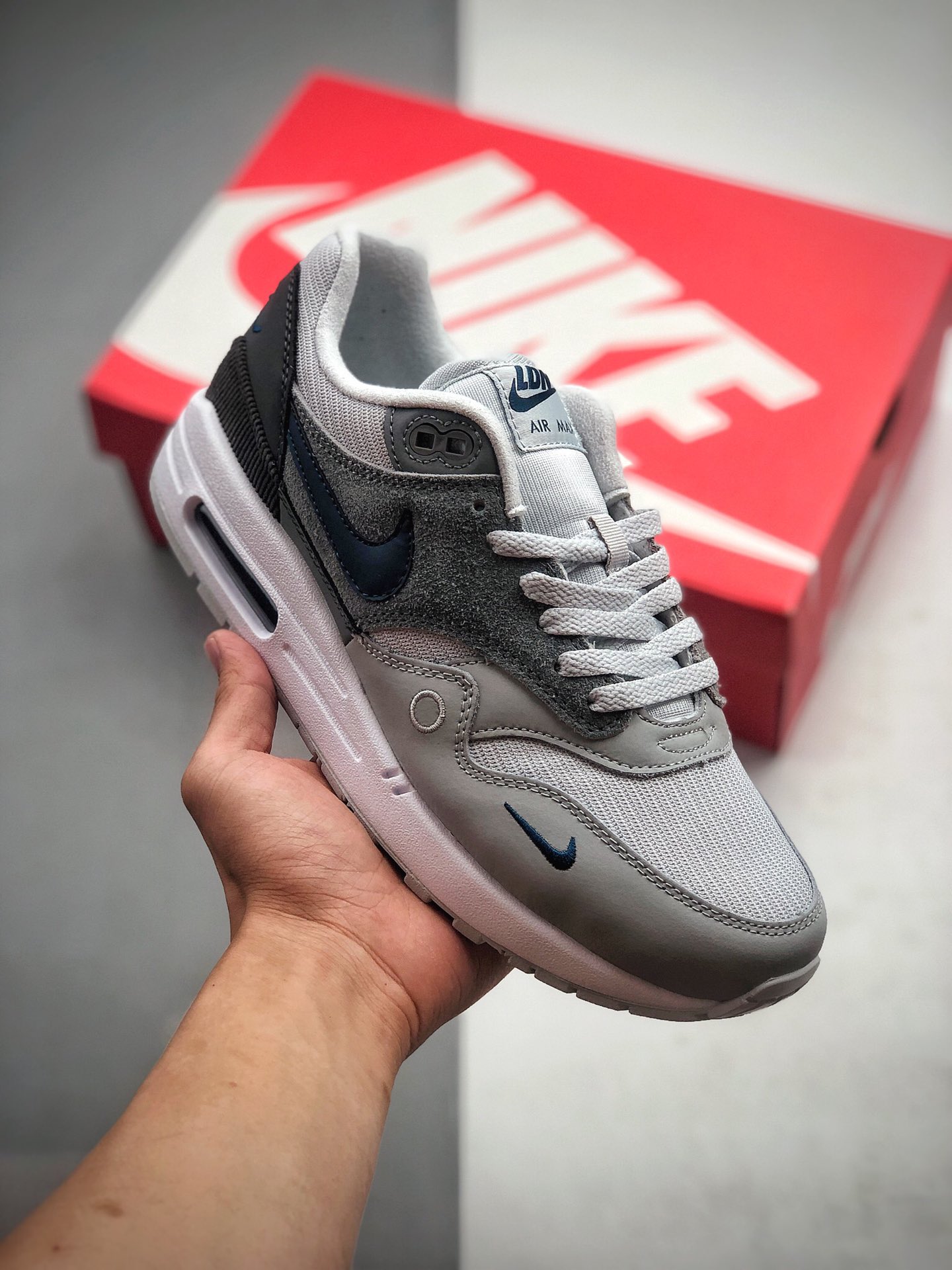 200  Nike air max1由 Tinker hatfield和 Mark Parker在1987年设计货号：CV1639-001