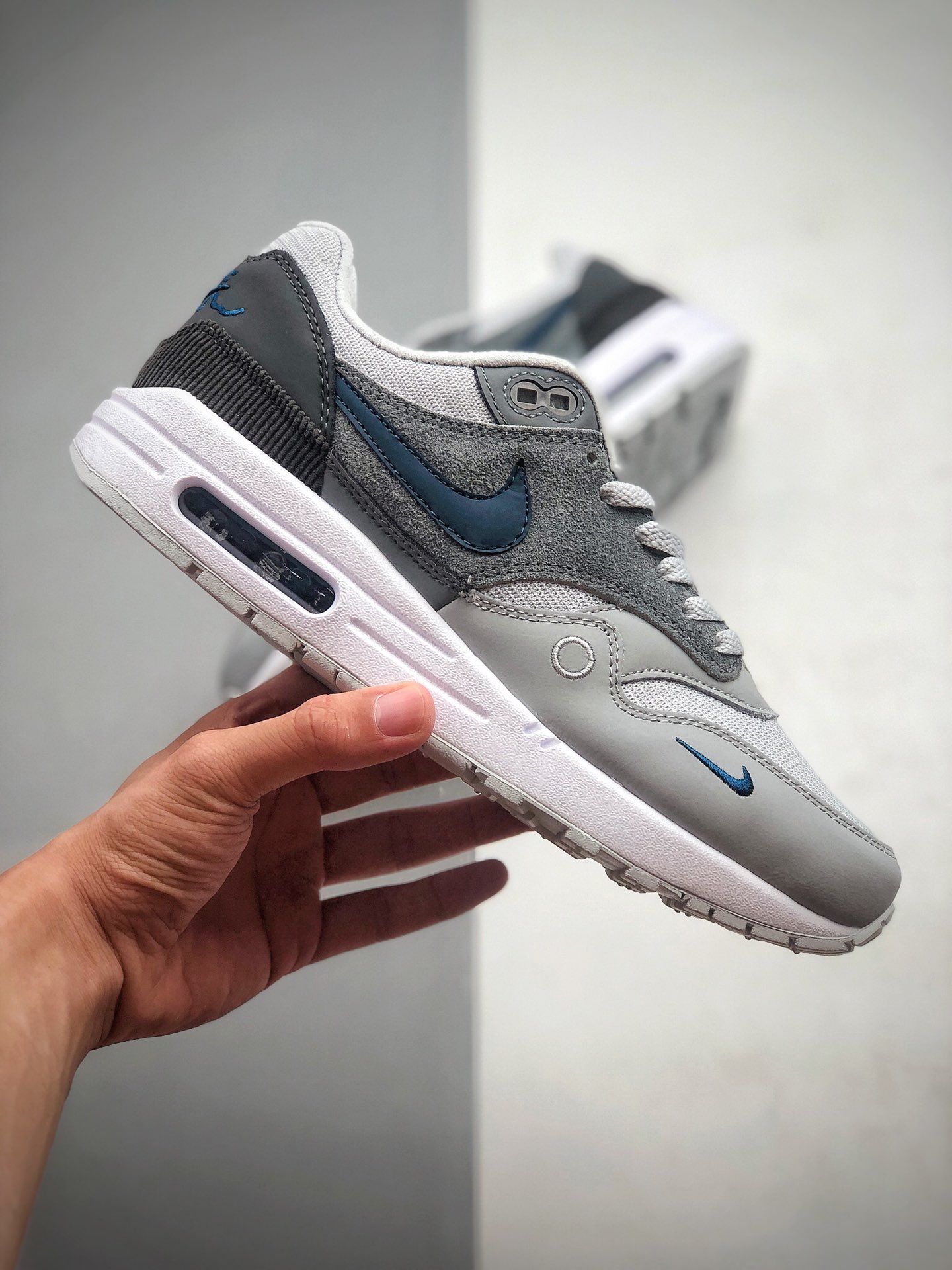 200  Nike air max1由 Tinker hatfield和 Mark Parker在1987年设计货号：CV1639-001