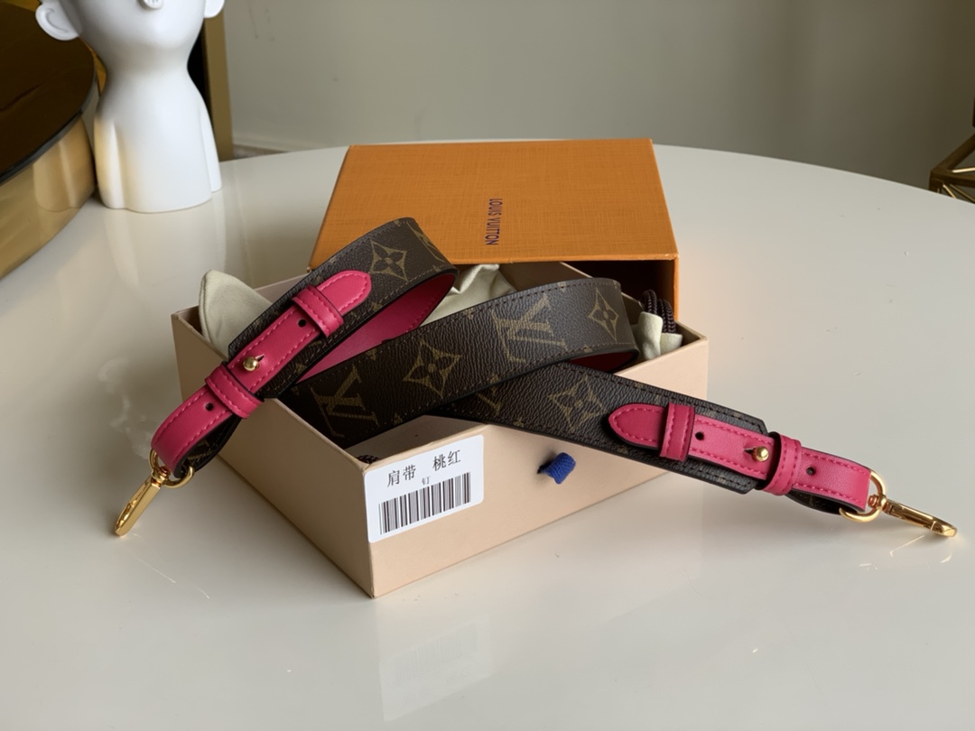 NO:395863,【Exclusive real photo J02352】Adjustable shoulder straps made of Monogram canvas and soft Napa leather create an excellent accessory for personal exclusive Louis Vuitton bags. The novel and versatile super practical spring buckle design is easy to connect and remove!  Size.0 x 3.0 x 0.2 cm.,LV【Original Leather】,louis vuitton,louis vuitton19860909【独家实拍J02352】Monogram帆布与柔软的纳帕皮革制成的可调节肩带,打造个人专属路易威登包袋的绝佳配饰.新颖而百搭超实用的弹簧扣设计,方便连接与脱卸！尺寸.0 x 3.0 x 0.2 cm .,LV【原厂皮】,louis vuitton,louis vuitton,Bag