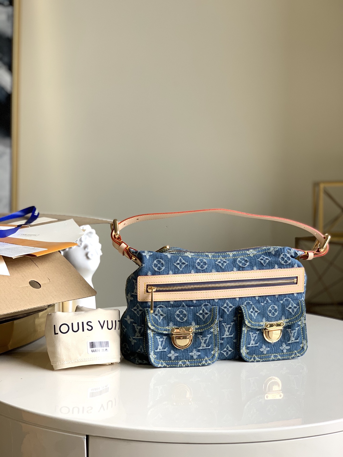 NO:396093,[Exclusive real shot of M44464 blue] Medium-old out-of-print limited edition. The denim elements are never out of date, and no matter how they match, they are super stylish and invincible!  Close your eyes and enter ~[witness] Size length 30*width 10*height 19X.,LV【Original leather】,louis vuitton19860909【独家实拍M44464蓝】 中古绝版限量款.牛仔元素可是永不过时的哦,而且无论怎么搭配都超有范,无敌洋气！闭眼入~[机智] 尺寸长30*宽10*高19 X.,LV【原厂皮】,louis vuitton,Bag