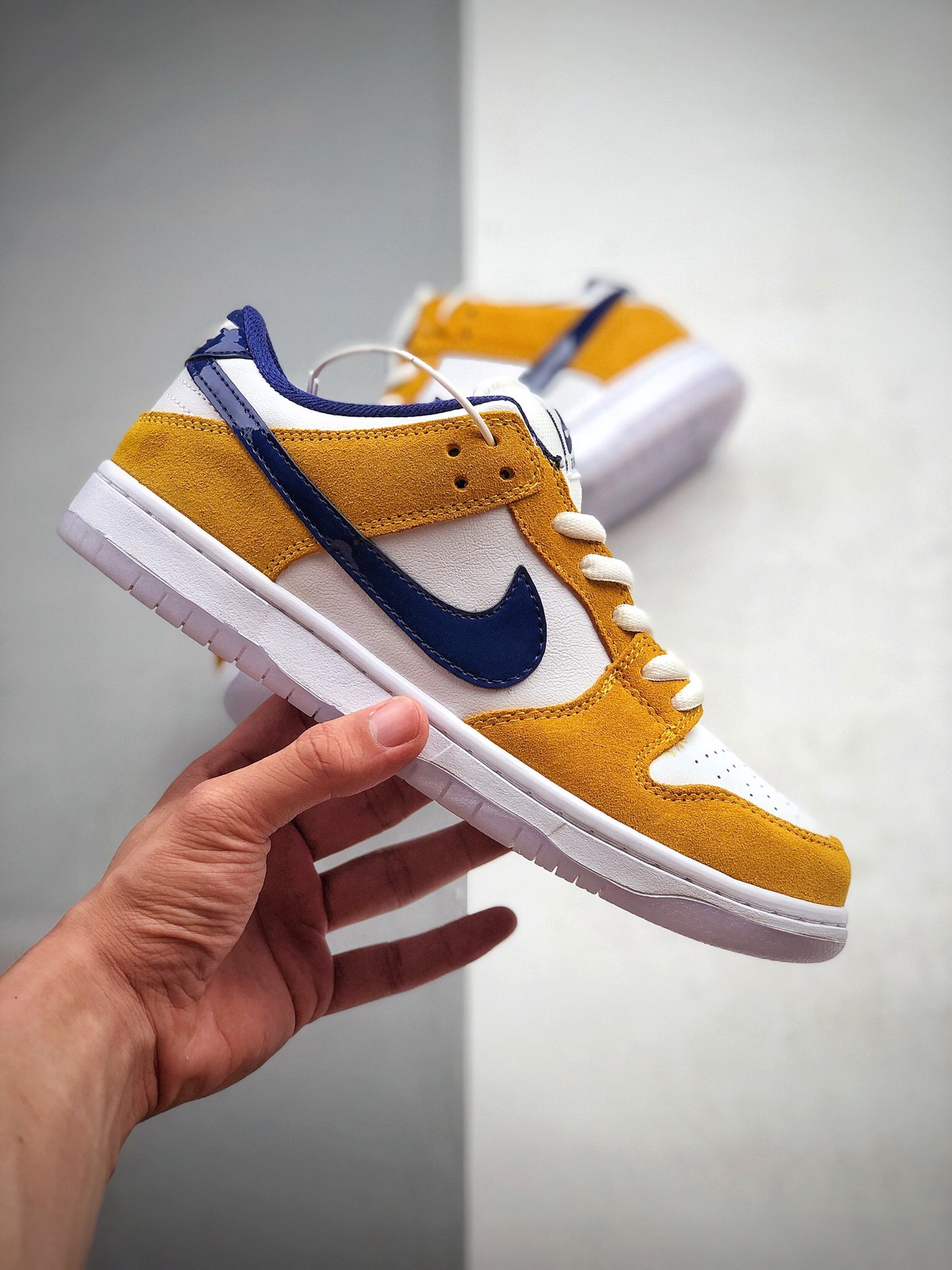 240  SB Dunk Low Laser Orange 湖人紫金配色 这款低帮配色上与湖人球队的配色十分相近货号：BQ6817-800