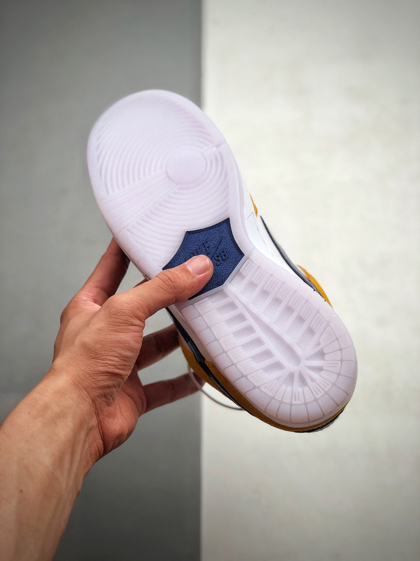 240  SB Dunk Low Laser Orange 湖人紫金配色 这款低帮配色上与湖人球队的配色十分相近货号：BQ6817-800