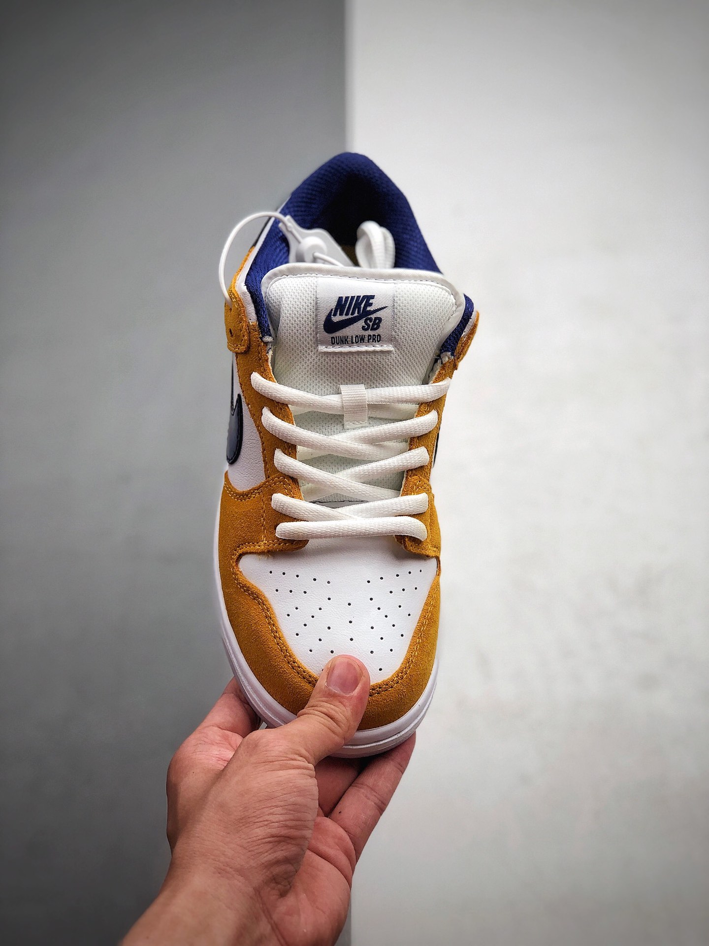 240  SB Dunk Low Laser Orange 湖人紫金配色 这款低帮配色上与湖人球队的配色十分相近货号：BQ6817-800