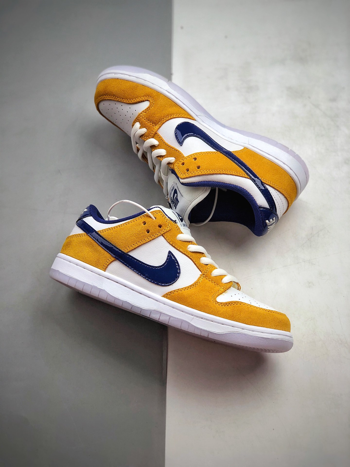 240  SB Dunk Low Laser Orange 湖人紫金配色 这款低帮配色上与湖人球队的配色十分相近货号：BQ6817-800