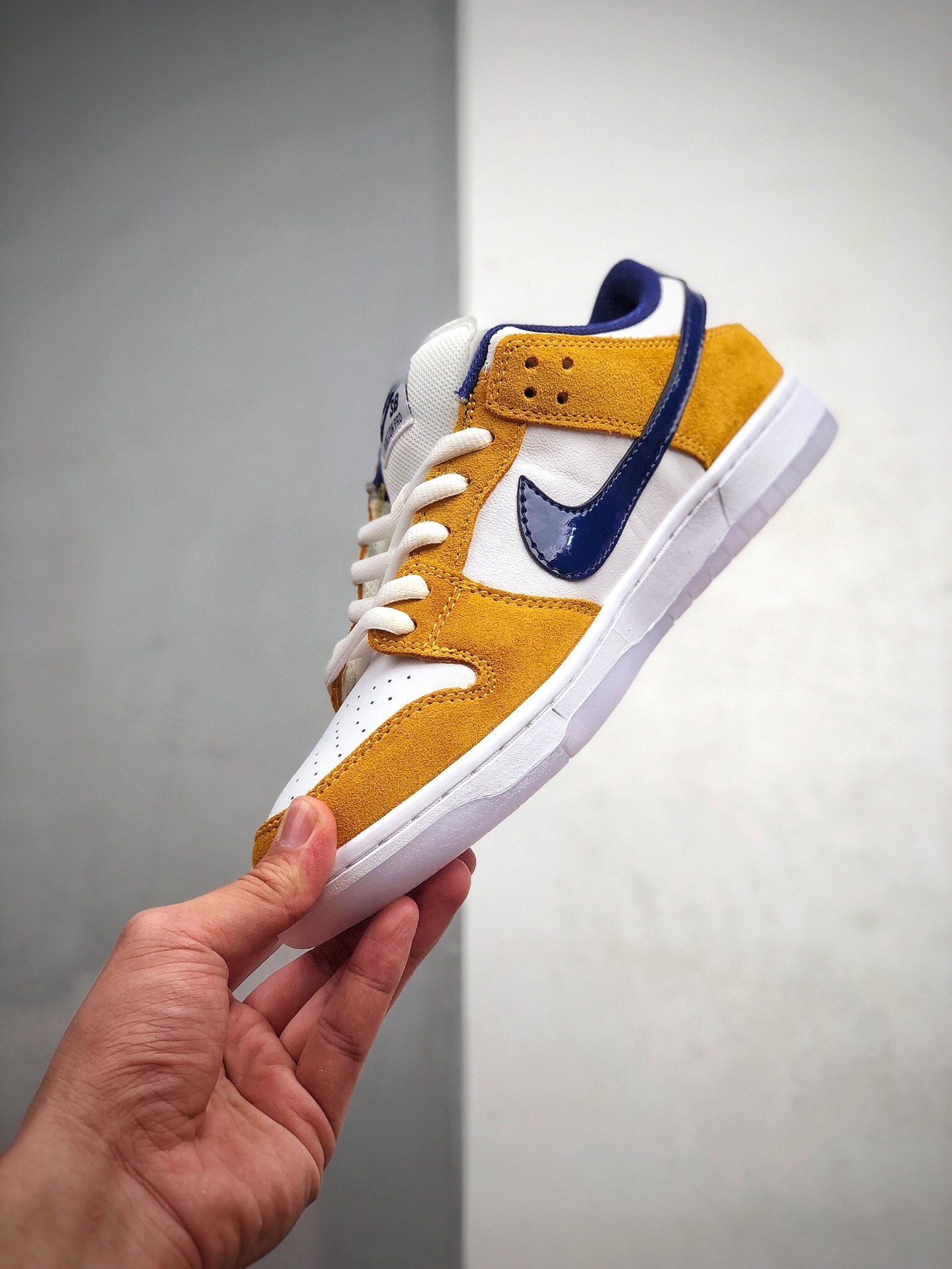 240  SB Dunk Low Laser Orange 湖人紫金配色 这款低帮配色上与湖人球队的配色十分相近货号：BQ6817-800