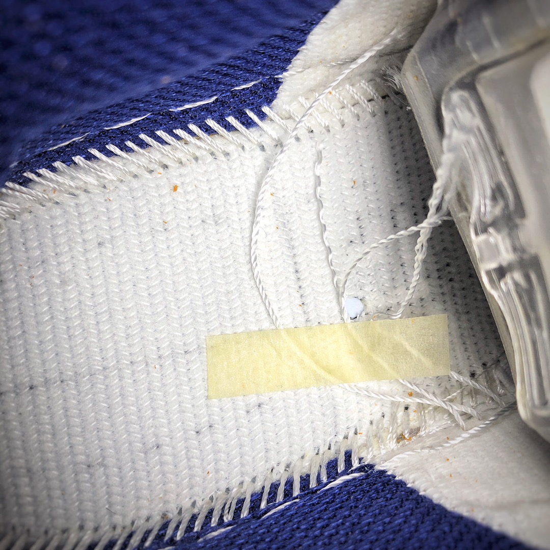 240  SB Dunk Low Laser Orange 湖人紫金配色 这款低帮配色上与湖人球队的配色十分相近货号：BQ6817-800