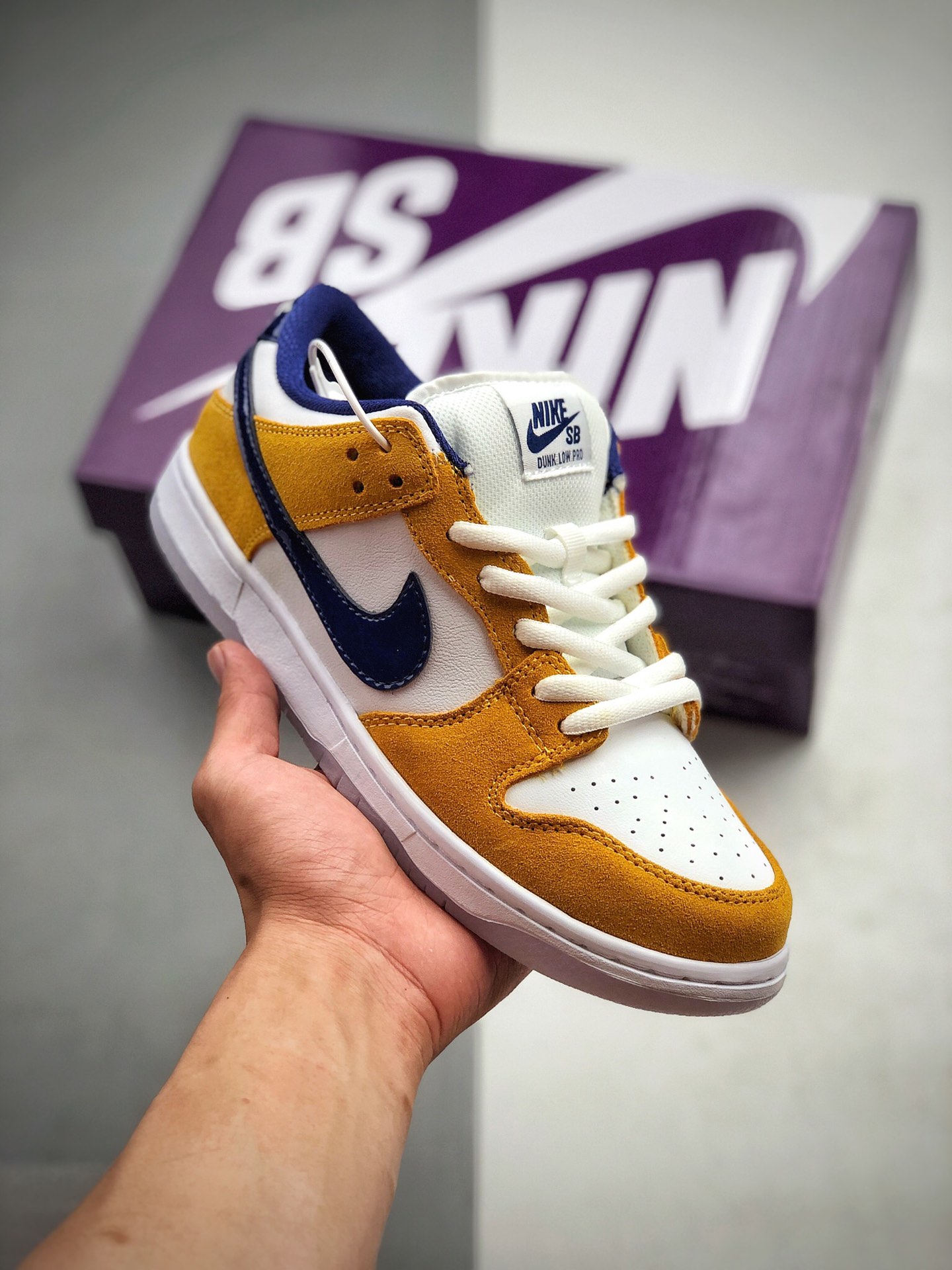 240  SB Dunk Low Laser Orange 湖人紫金配色 这款低帮配色上与湖人球队的配色十分相近货号：BQ6817-800