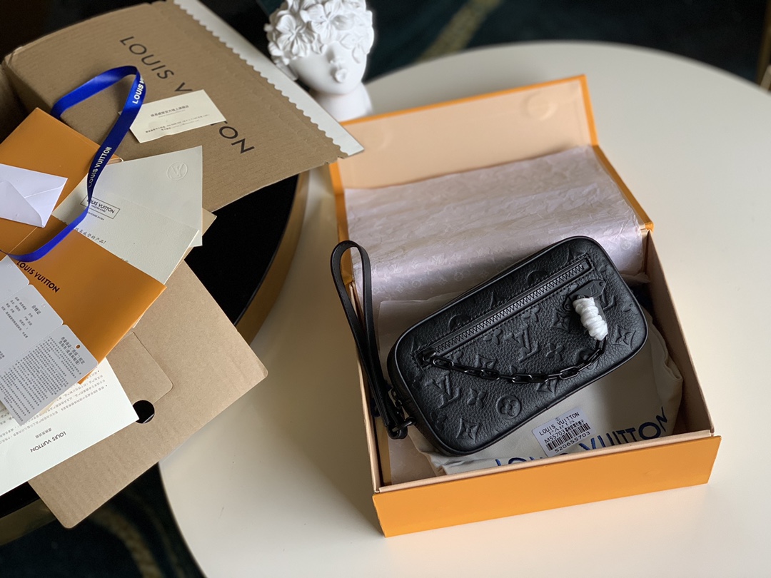 NO:397332,【Exclusive real-life M55703】Use exquisite material, decorated with brand iconic elements, exuding a classic beauty. The removable handle brings a variety of carrying methods, which can be used as a small handbag or as a wallet. The zippered front pocket and wide main compartment can safely store personal essential items, while the matte resin chain belt brings a modern atmosphere. Size 23.0 x 11.5 x 4.0 cm M., LV [original leather], louis vuitton19860909【独家实拍M55703】 采用精美材质,饰有品牌标志性元素,散发经典美感.可脱卸手柄带来多种背携方式,即可作为小巧的手袋,亦可用作钱夹.拉链开合的前袋与宽大的主隔层可安全存放个人必备物品,而哑光树脂链带则带来现代气息.尺寸23.0 x 11.5 x 4.0 cm M.,LV【原厂皮】,louis vuitton,Bag