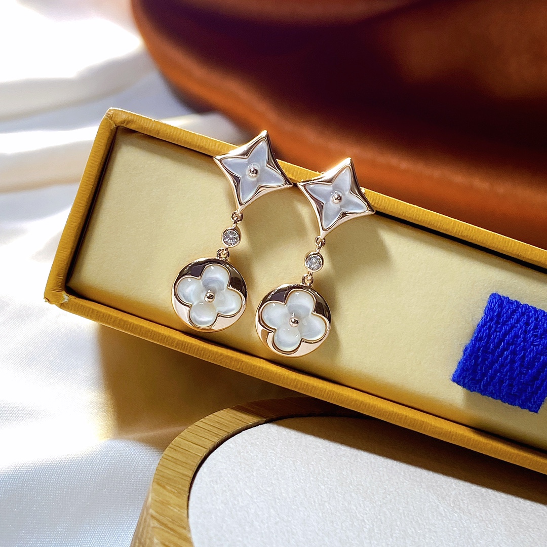 NO:100902,L*V flower-shaped natural white fritillary double flower earrings. It is truly beautiful and heavy industry money!  Inspired by the classic presbyterian pattern of Donkeys, rose gold and natural mother-of-pearls, the shape is highly recognizable and so beautiful!  925 silver-plated 18K gold material, electroplated thick gold, three-dimensional diamond and round metal outside, please enlarge the details and see the shape of the inlay petals is regular and three-dimensional, the real thing is very amazing!  ,Lv stud earrings,louis vuitton,louis vuitton,louis vuitton,earrings19860909L*V 花形天然白贝母双花耳环.真心美哭 重工款！灵感来自驴家经典的老花图案,玫瑰金配天然珍珠母贝,造型辨识度高,简直美到窒息！ 925银镀18K金材质,电镀厚金,立体菱形和圆形金属外边,请放大看细节镶花瓣形状规整立体,实物非常惊艳！,Lv耳钉,louis vuitton,louis vuitton,louis vuitton,earrings,Jewelry