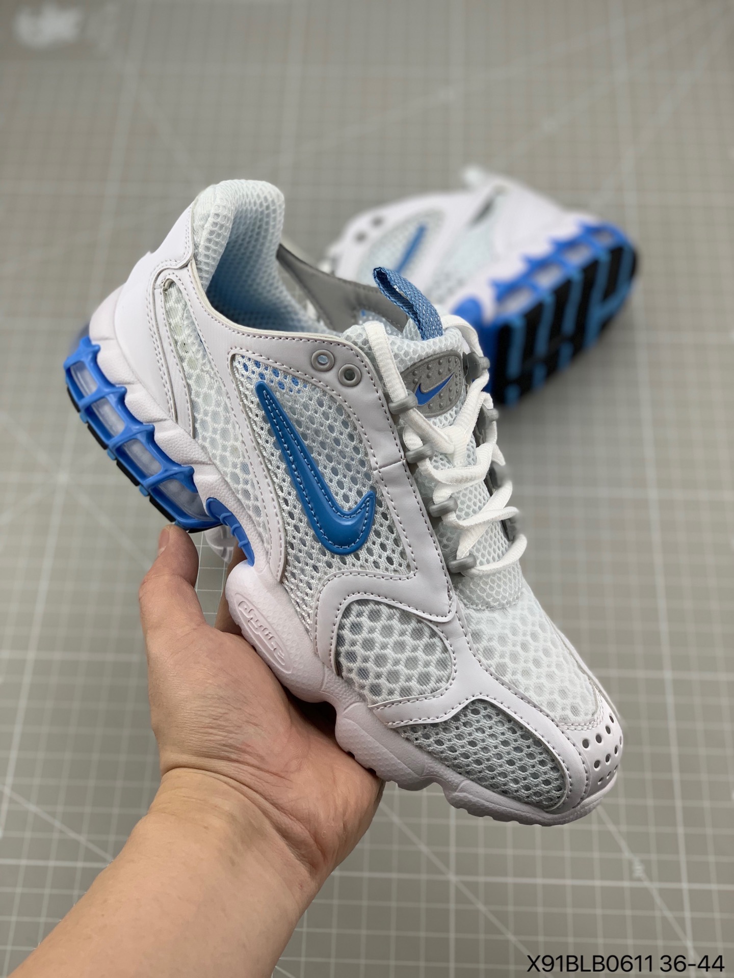 Nike Air Zoom Spiridon Cg 2耐克全新老爹鞋 以帆布 网面材质打造鞋身 简洁的鞋面搭配swoosh Logo 整体质感非常高街 后跟大容量