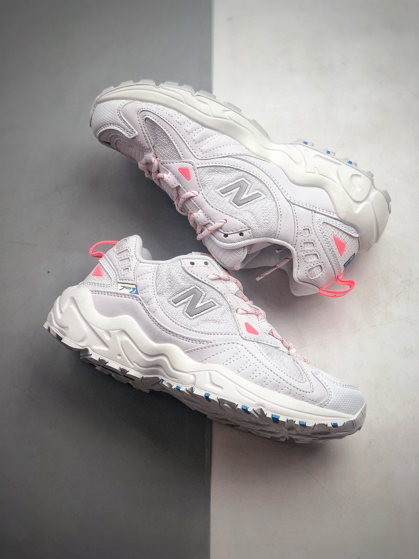 230 2000 年 New Balance 推出了 703 越野跑鞋 货号：WL703BC