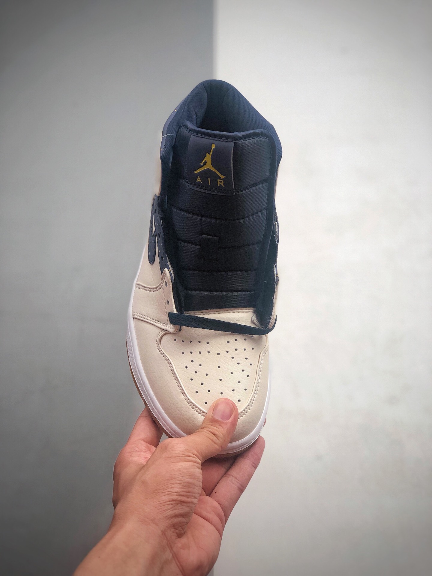 230 Air Jordan 1 Mid 限配定色货号：AH6342-104