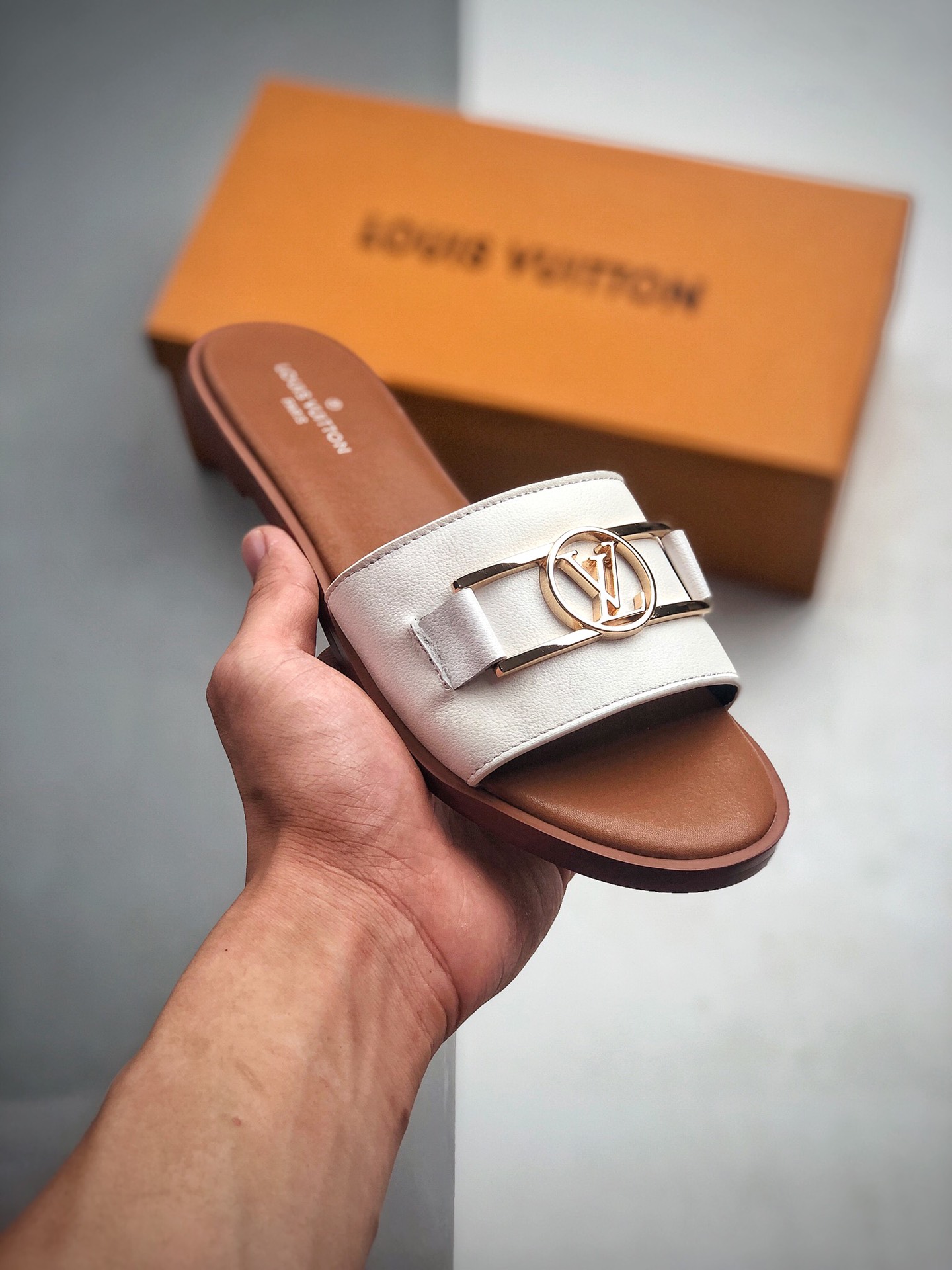 法国顶级高奢品牌-路易威登Louis Vuitton Lock It sandals 经典金属锁扣印面粗跟凉鞋休闲平底拖鞋